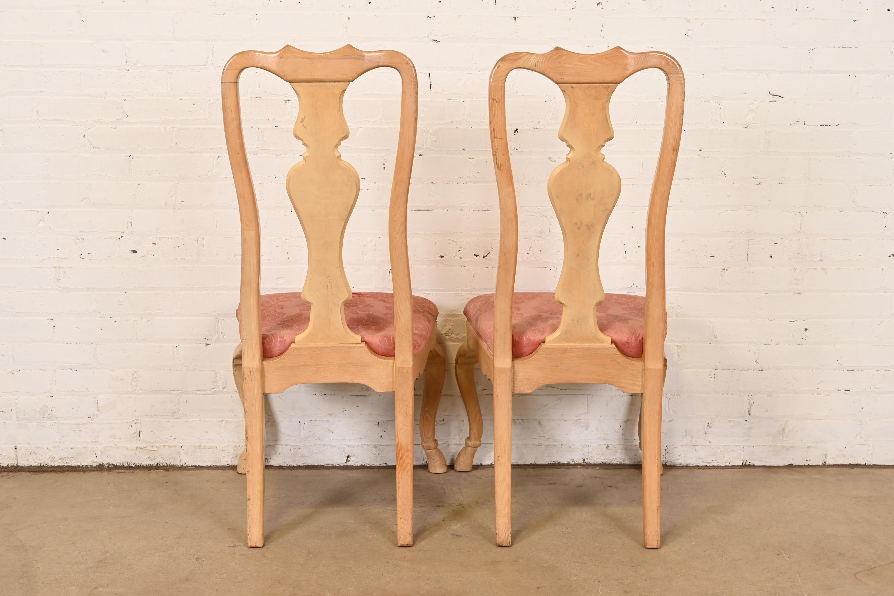 Chaises d'appoint ou de salle à manger en chêne sculpté et bois de ronce de Drexel Heritage Queen Anne en vente 4