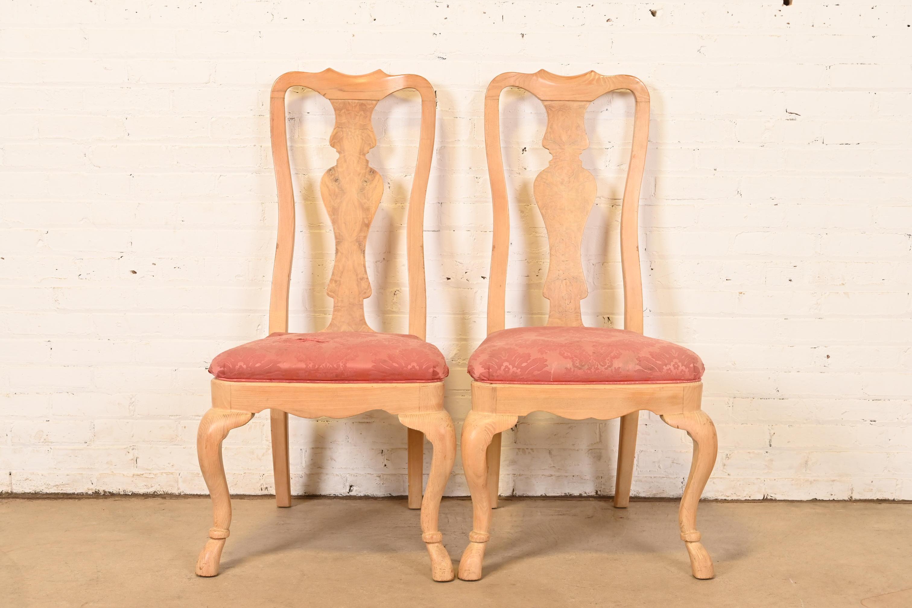 Une magnifique paire de chaises de salle à manger ou de chaises d'appoint de style Queen Anne ou Georgien

Par Drexel Heritage

États-Unis, fin du 20e siècle

Chêne sculpté, avec dossiers en bois d'olivier ronceux, et sièges rembourrés.

Dimensions