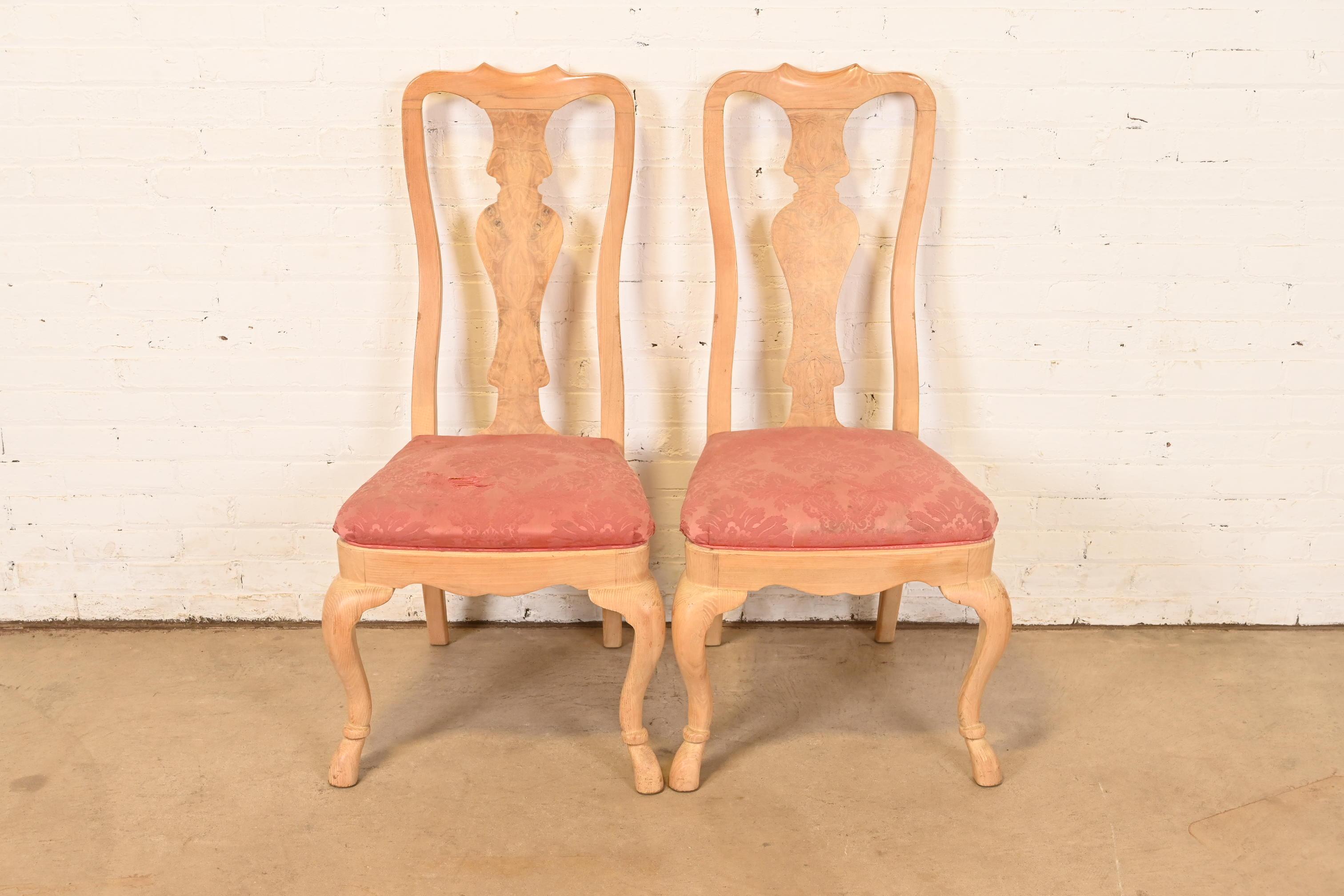 Américain Chaises d'appoint ou de salle à manger en chêne sculpté et bois de ronce de Drexel Heritage Queen Anne en vente