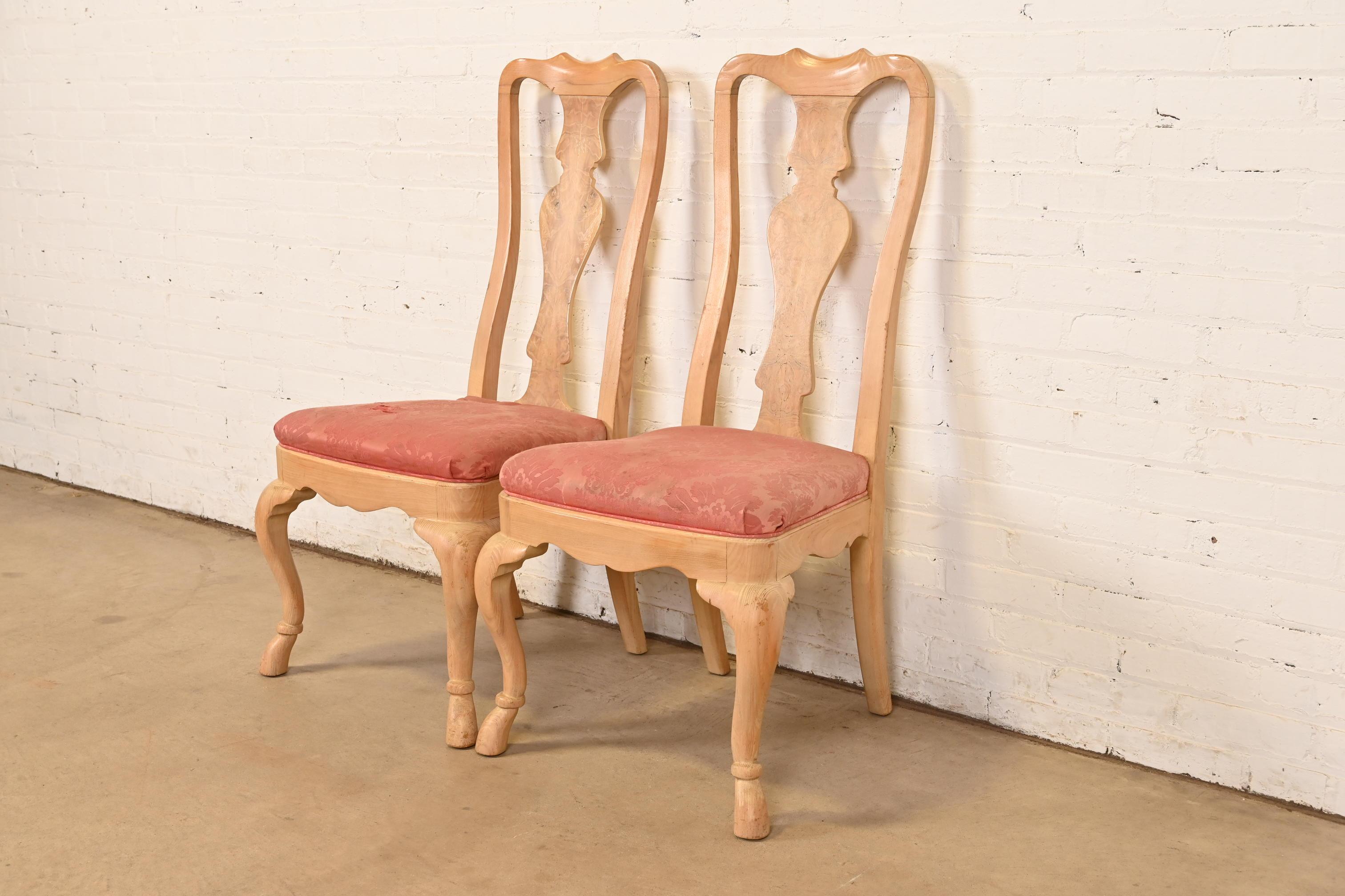 Chaises d'appoint ou de salle à manger en chêne sculpté et bois de ronce de Drexel Heritage Queen Anne Bon état - En vente à South Bend, IN