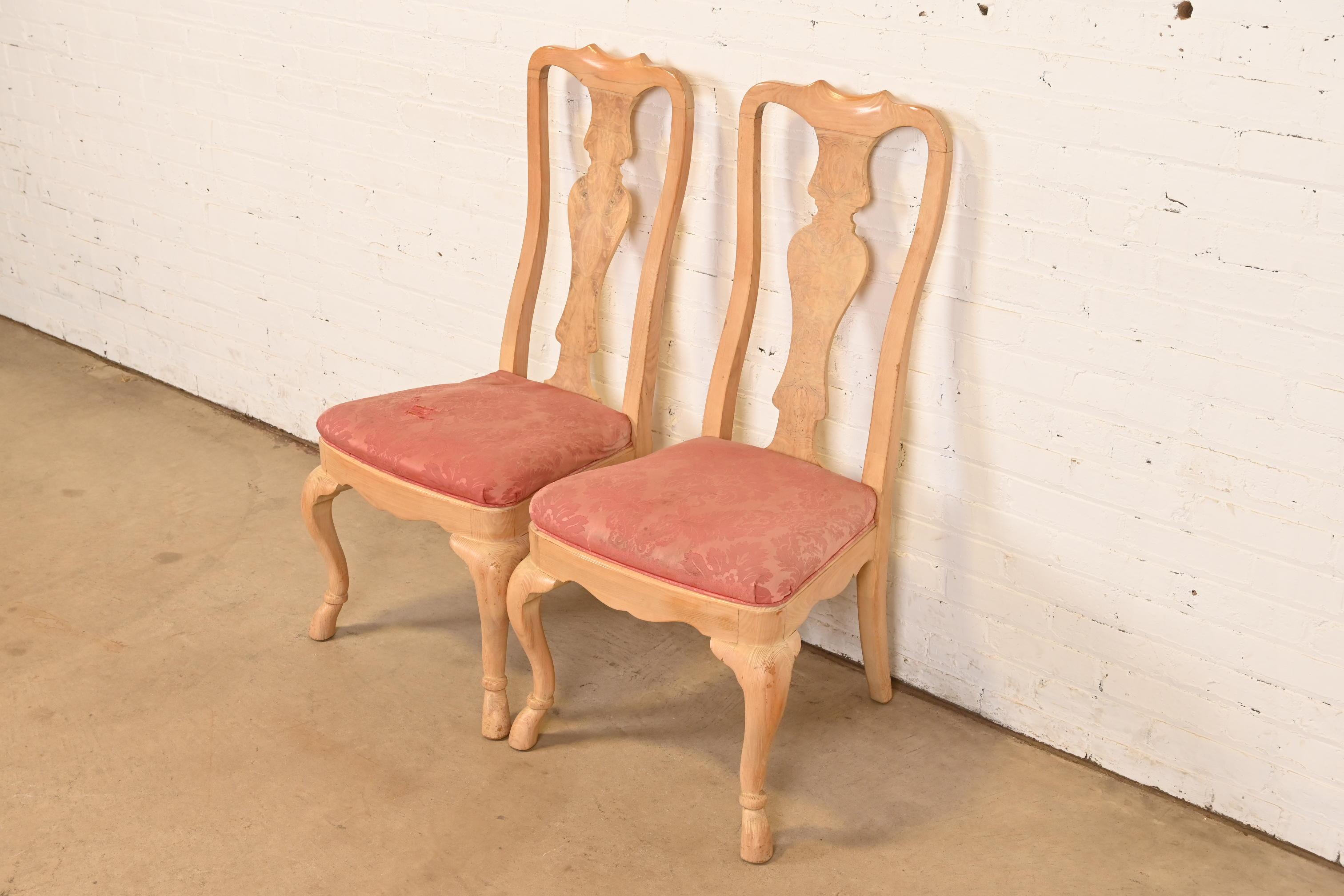 20ième siècle Chaises d'appoint ou de salle à manger en chêne sculpté et bois de ronce de Drexel Heritage Queen Anne en vente
