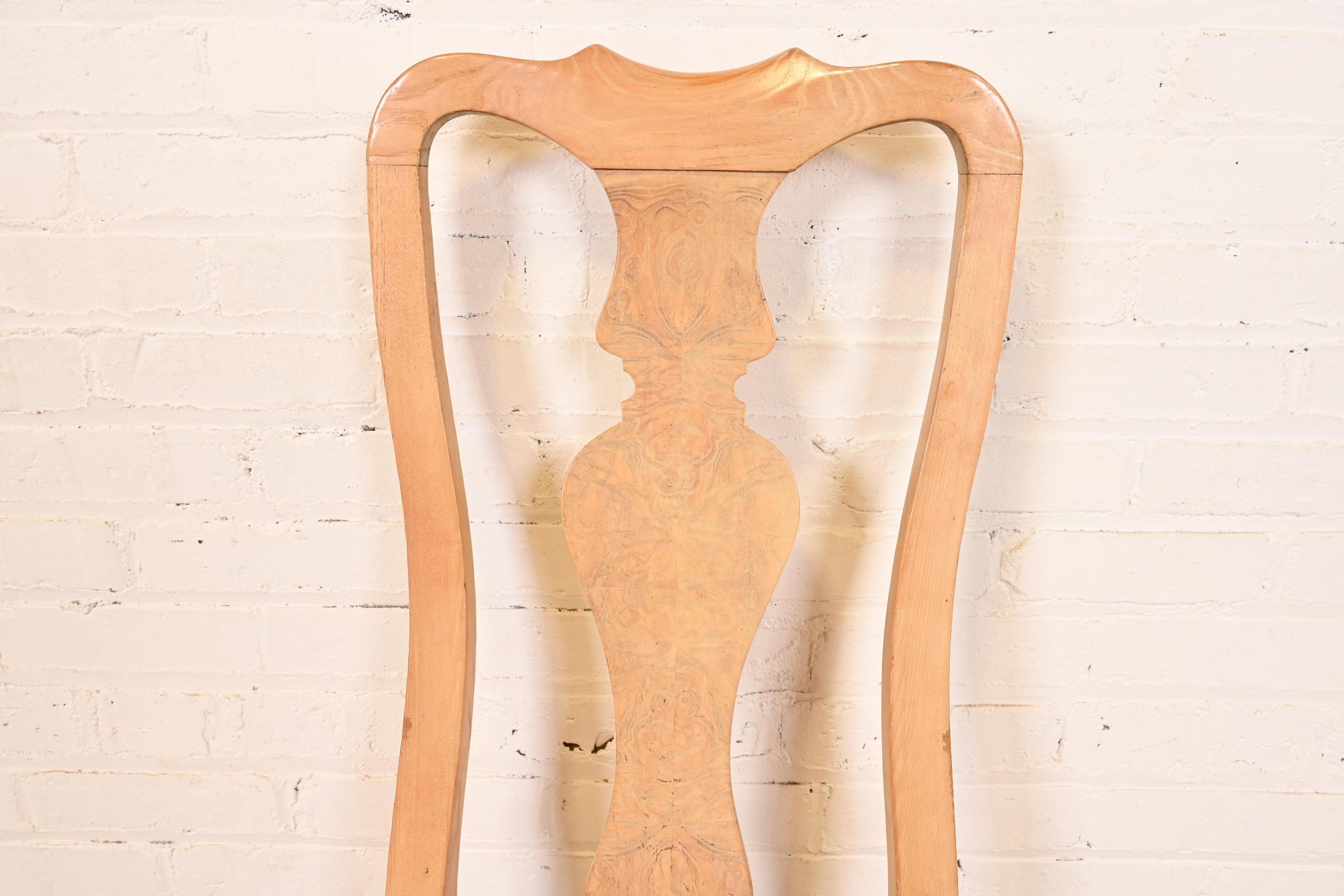 Tissu d'ameublement Chaises d'appoint ou de salle à manger en chêne sculpté et bois de ronce de Drexel Heritage Queen Anne en vente