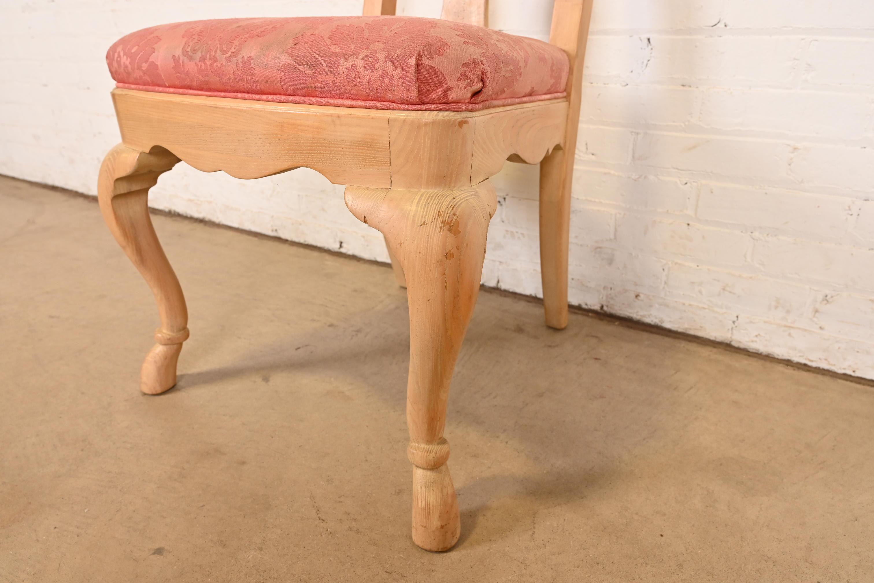 Chaises d'appoint ou de salle à manger en chêne sculpté et bois de ronce de Drexel Heritage Queen Anne en vente 2