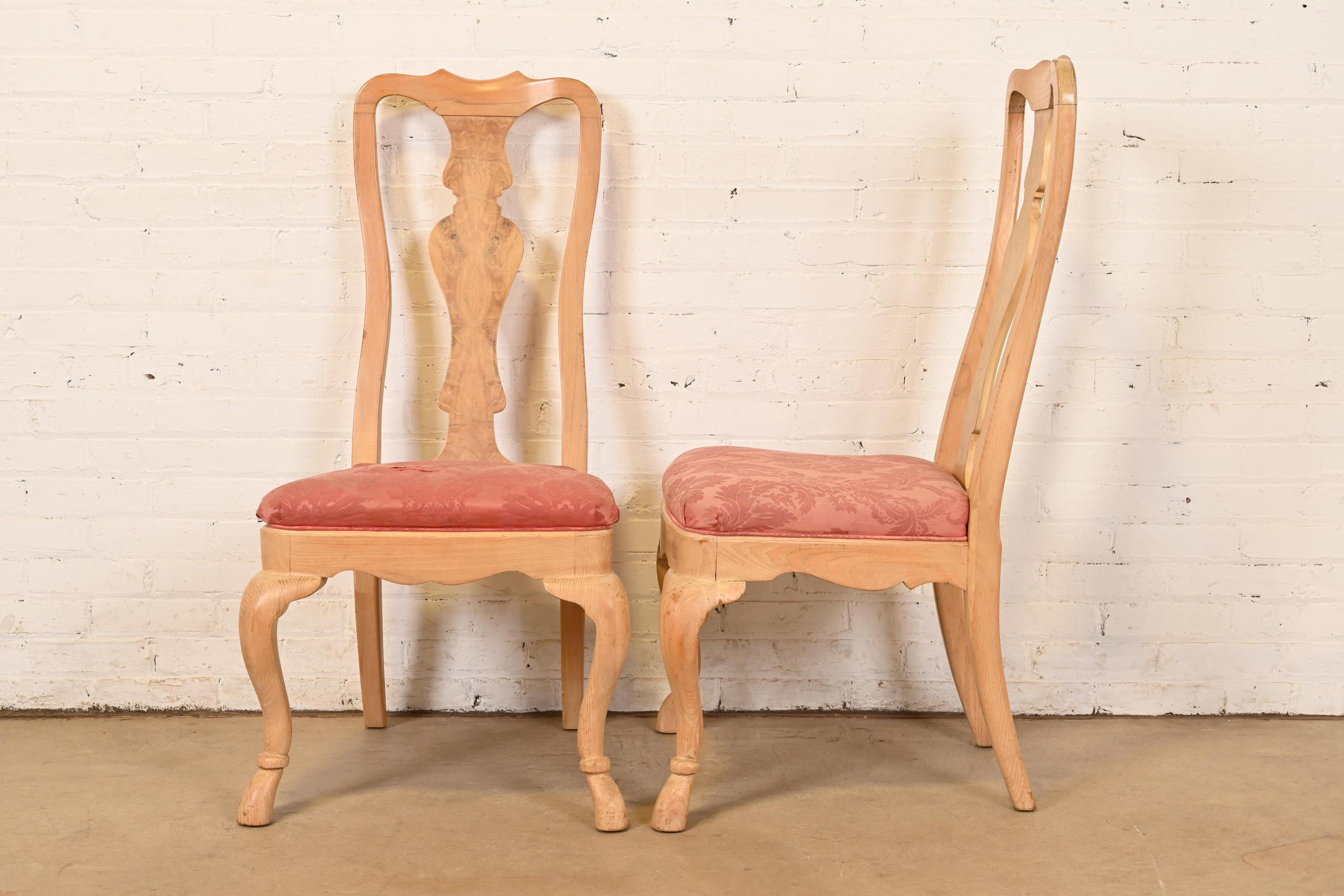 Chaises d'appoint ou de salle à manger en chêne sculpté et bois de ronce de Drexel Heritage Queen Anne en vente 3