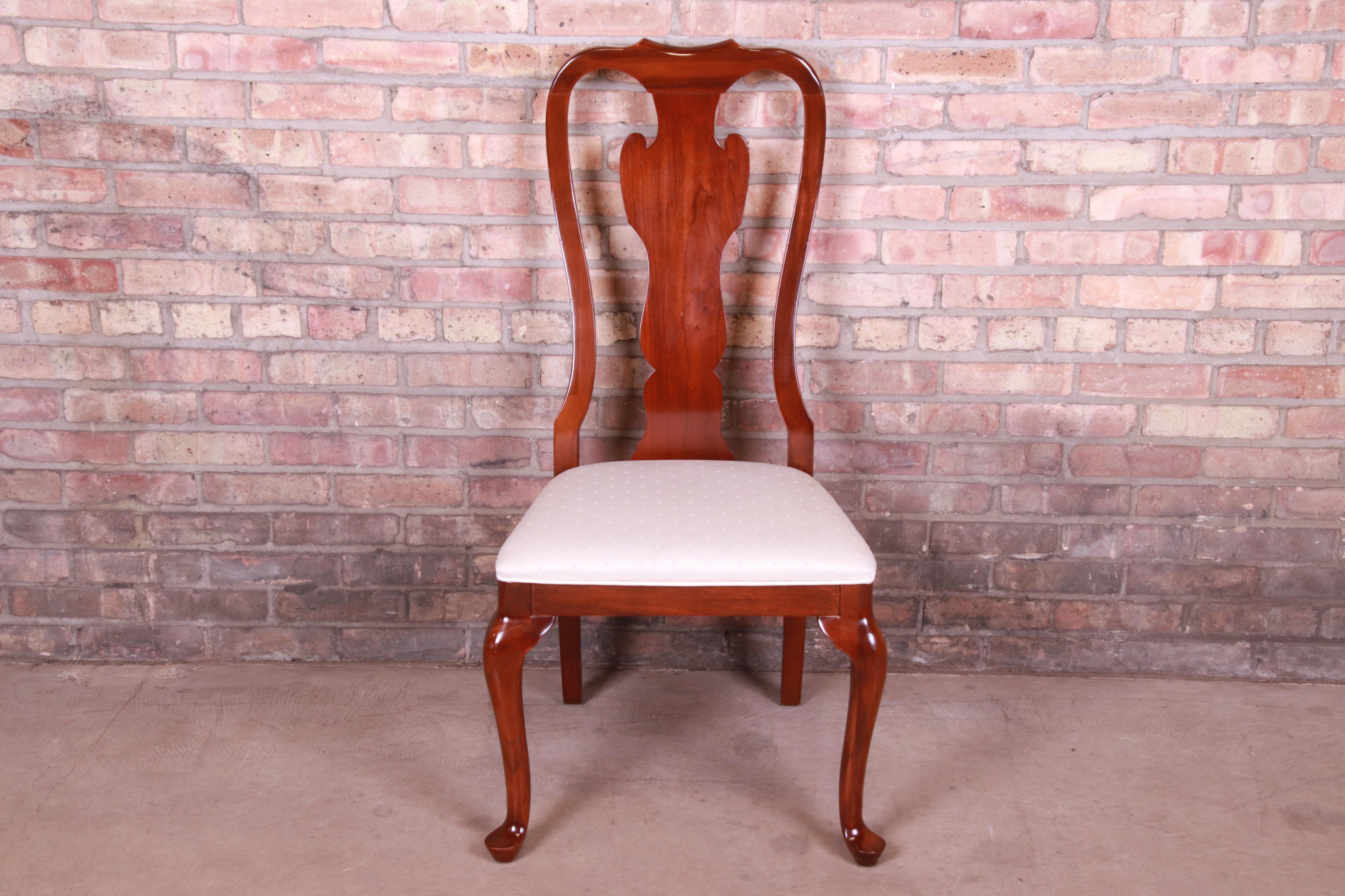 A gorgeous Queen Anne style side chair

By Drexel Heritage

USA, 1990s

Solid mahogany, with upholstered seat.

Measures: 21.75