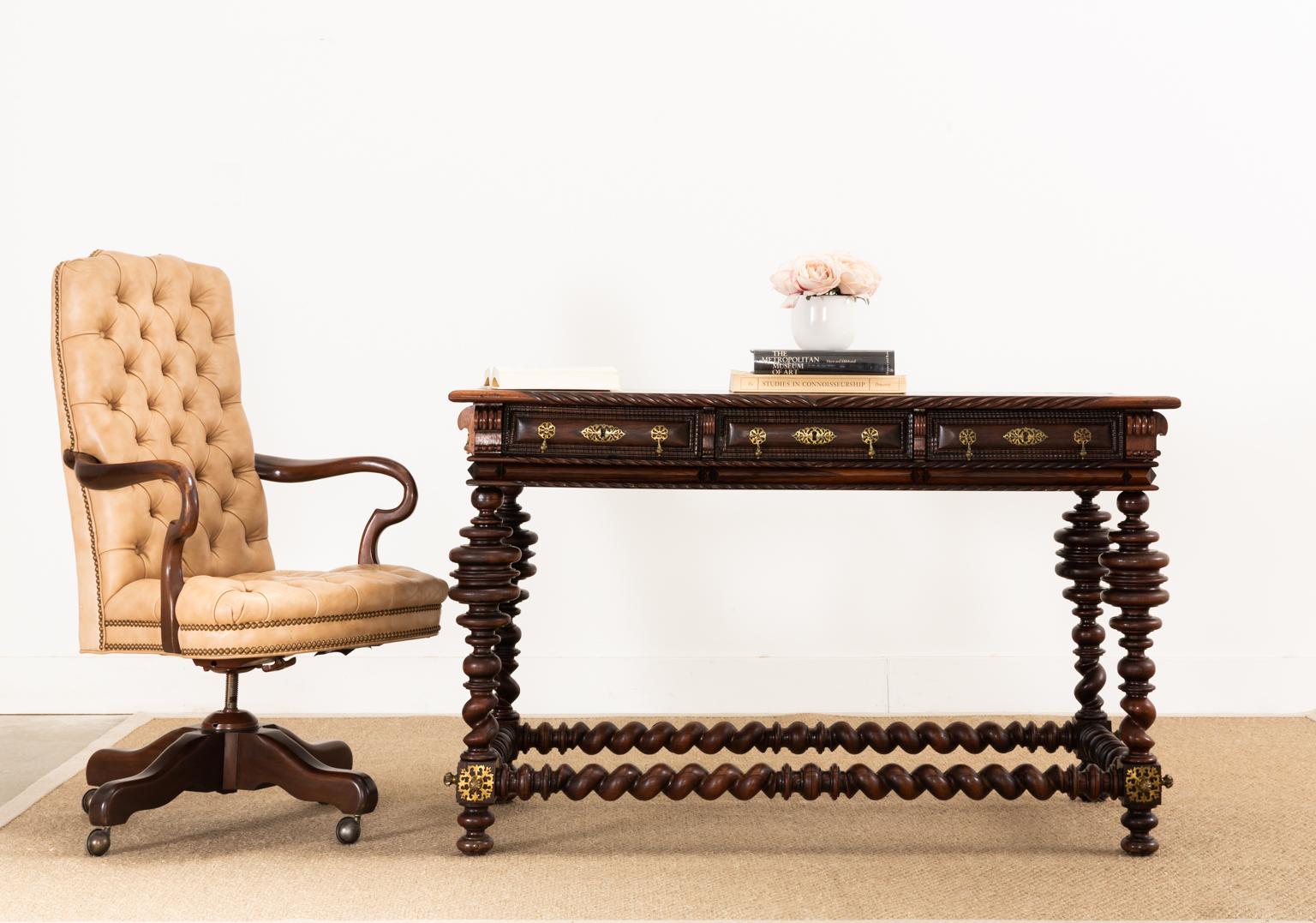 Klassischer englischer Regency-Stil mit hoher Rückenlehne und getuftetem Leder, hergestellt von Drexel-Heritage. Der Sessel hat einen neigbaren und drehbaren Sitz aus einem Hartholzrahmen. Die großzügige Sitzfläche hat breite Hirtenstab-Arme und