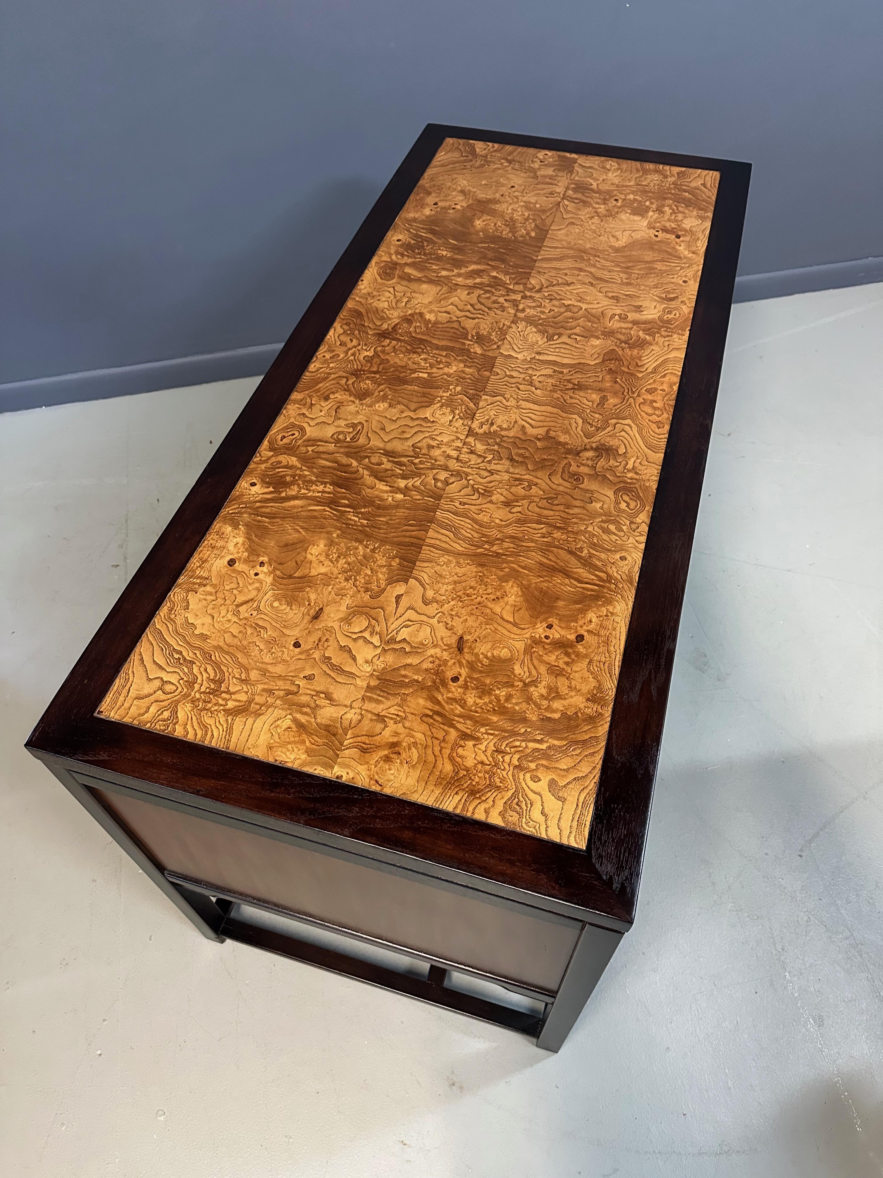Bureau en acajou et ronce de bois 