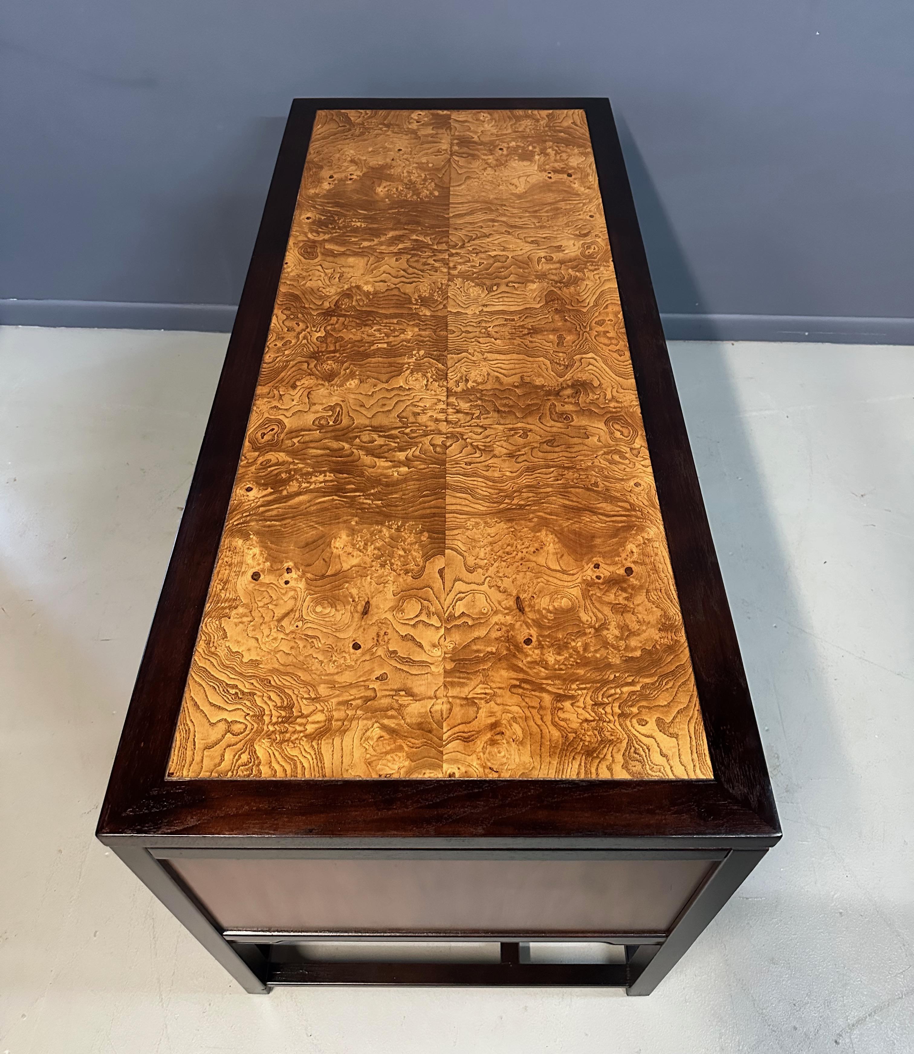 Bureau en acajou et ronce de bois 