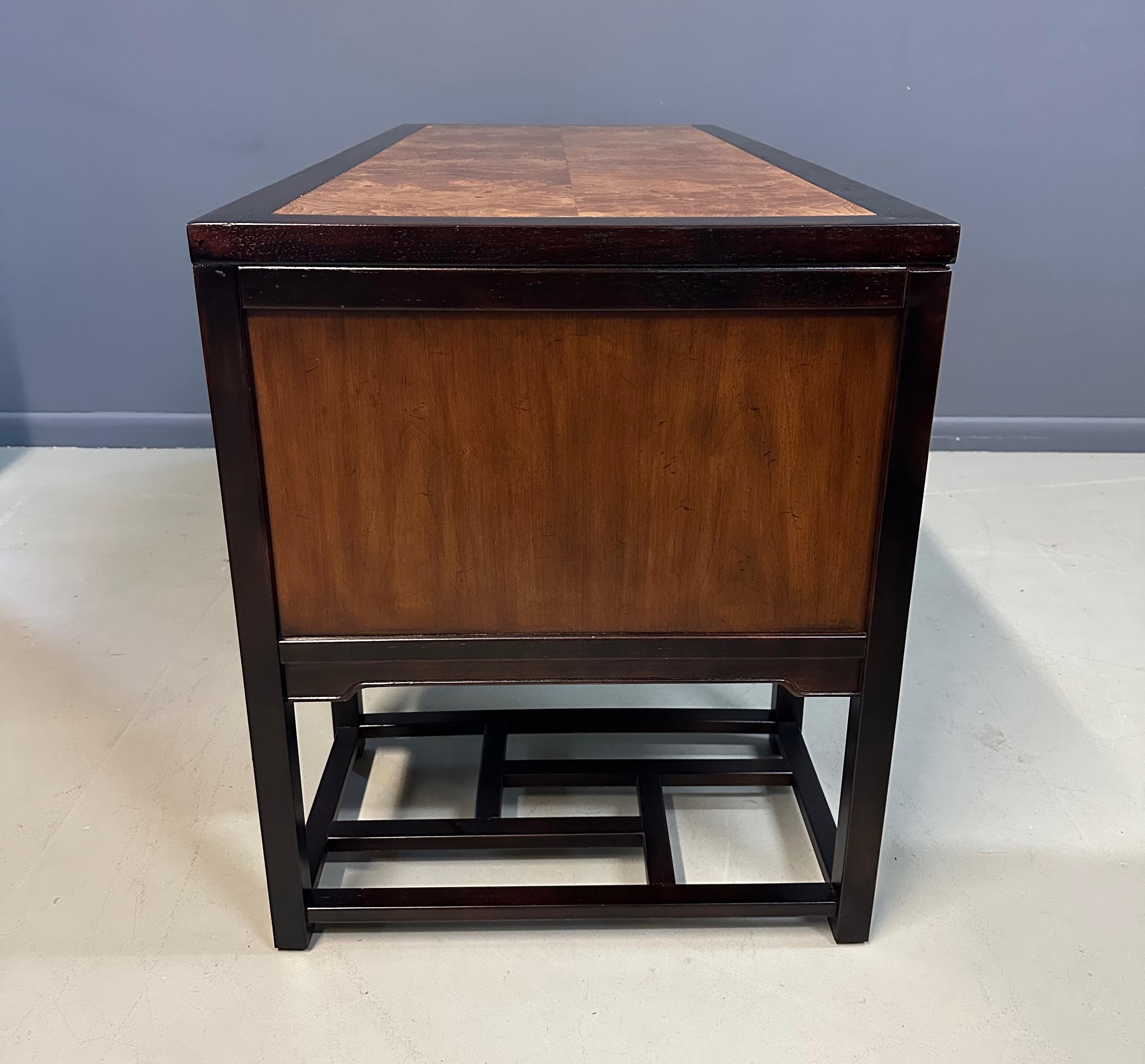 Bureau en acajou et ronce de bois 