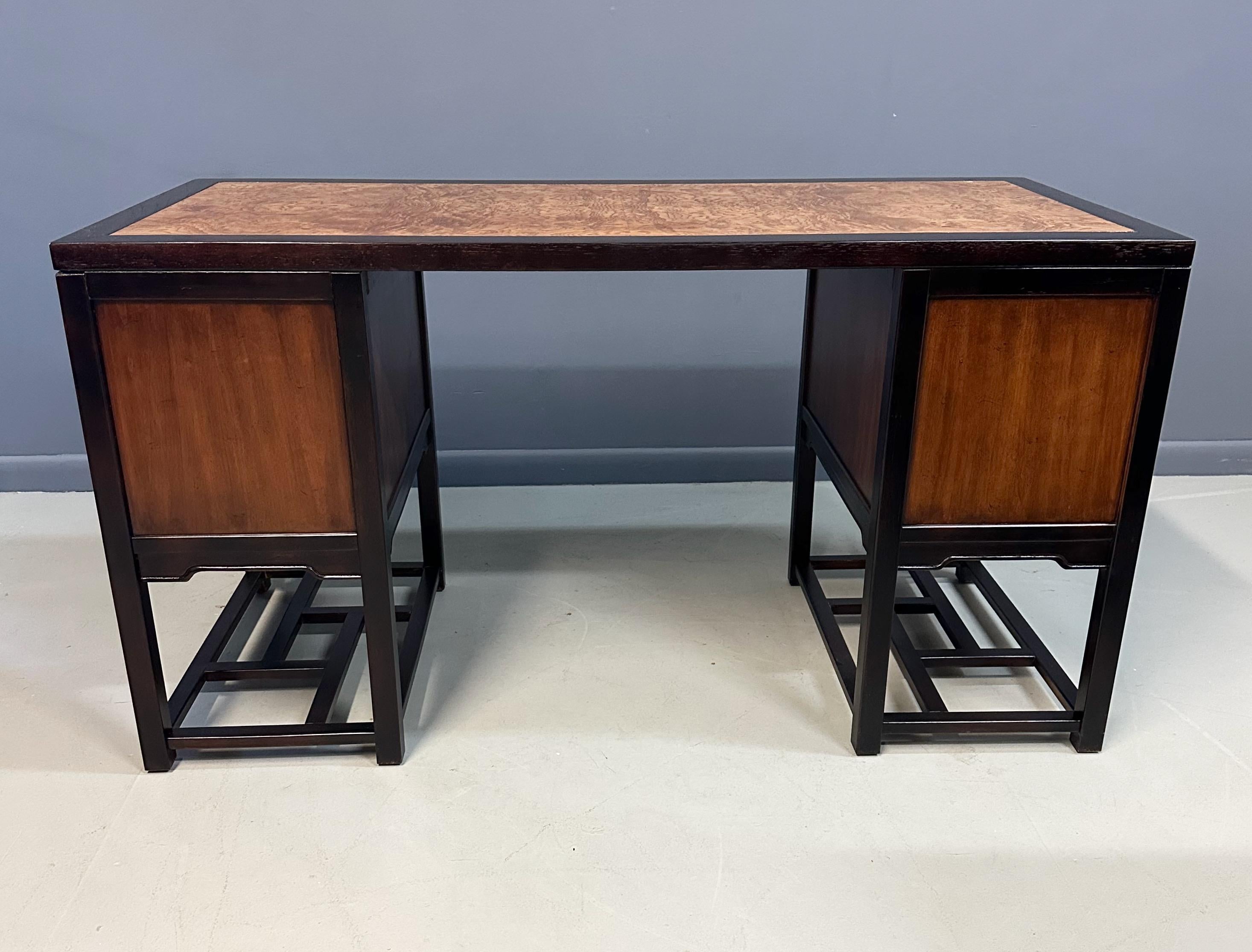 Bureau en acajou et ronce de bois 