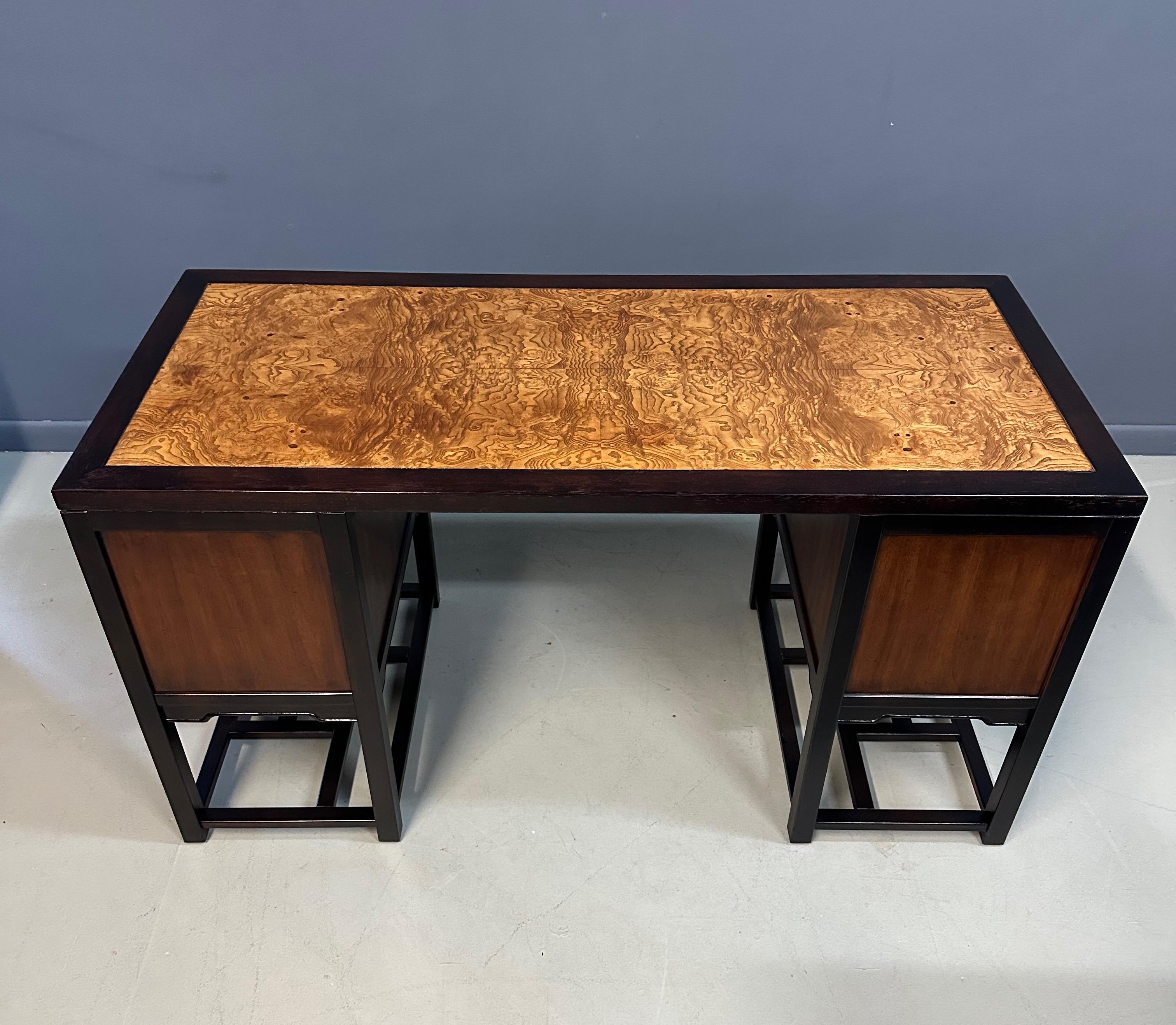 20ième siècle Bureau en acajou et ronce de bois 