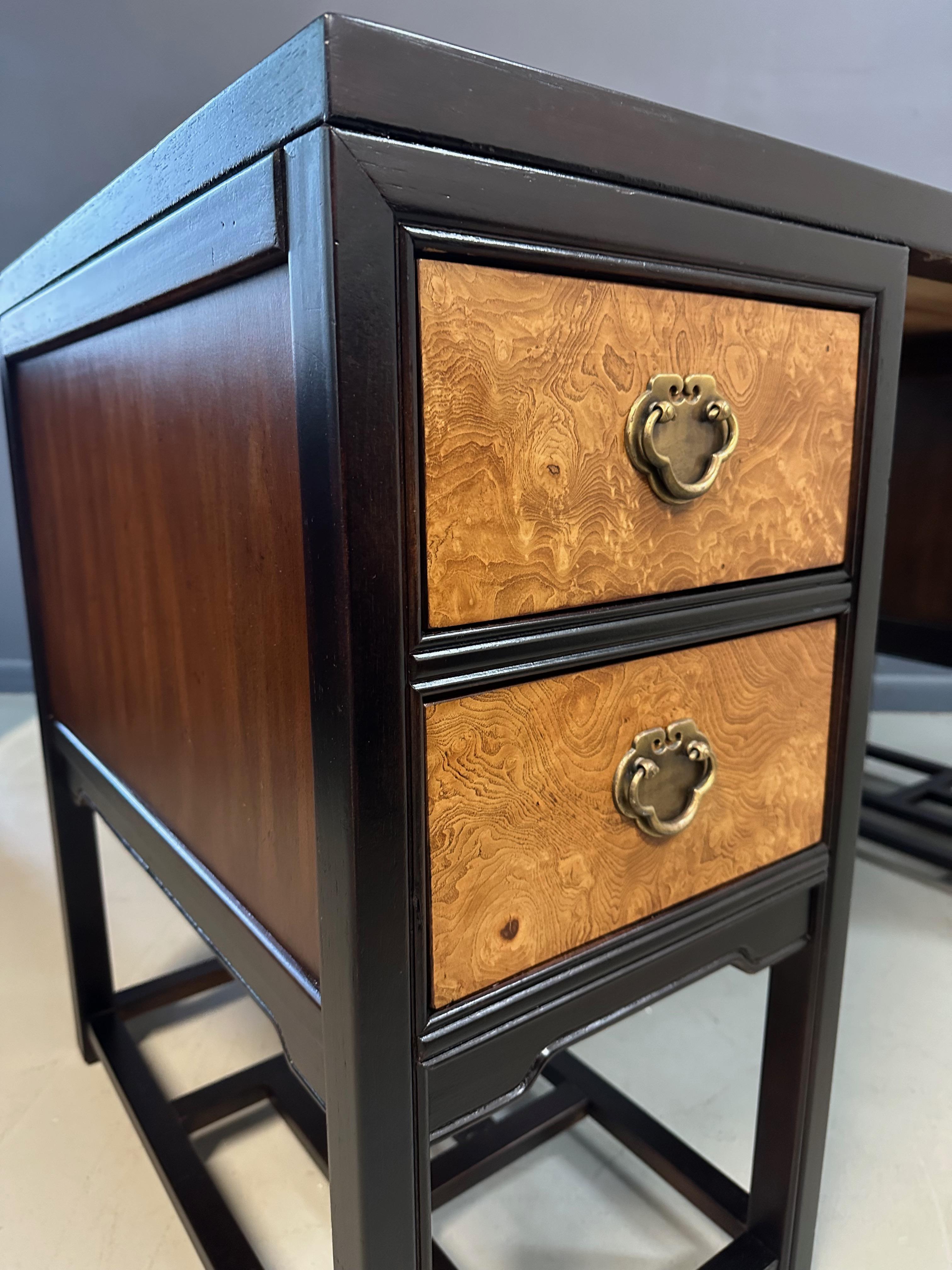 Bureau en acajou et ronce de bois 