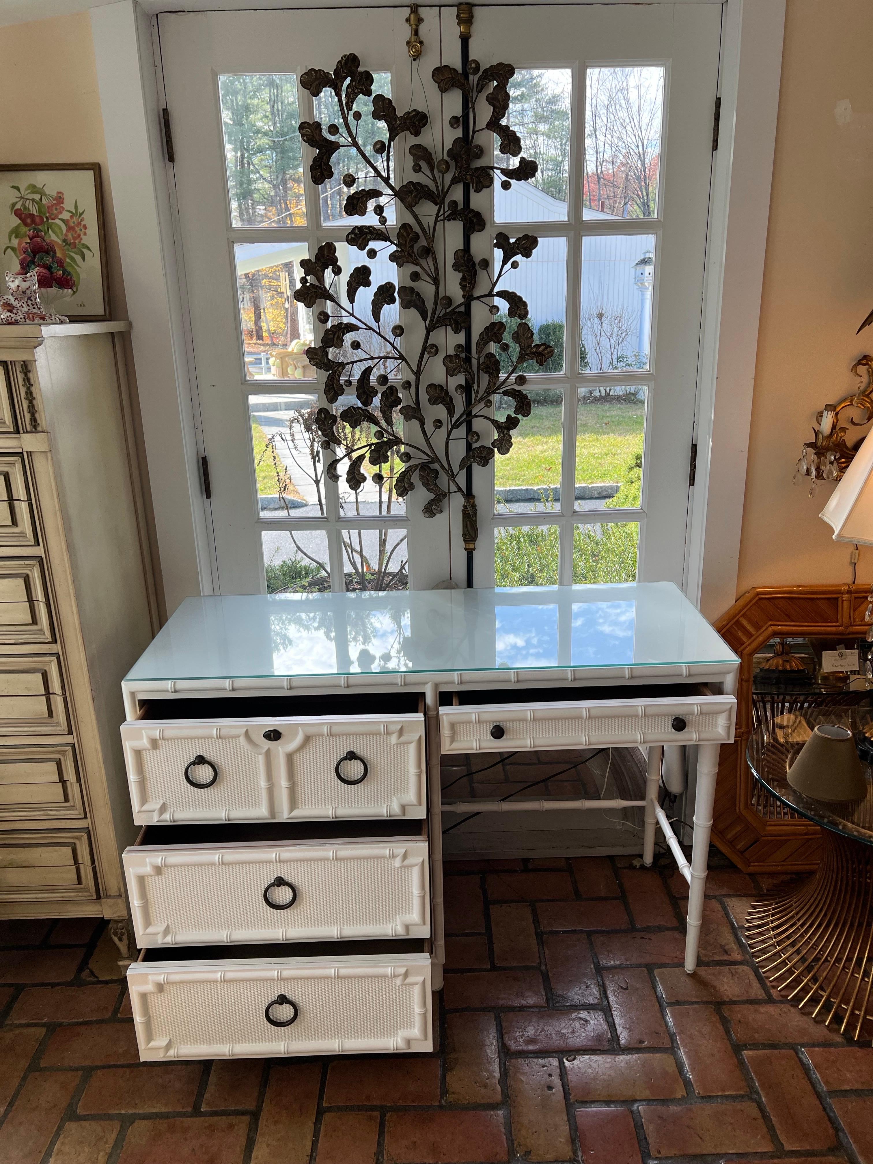 Scrivania in finto bambù Drexel Kensington in vendita 4