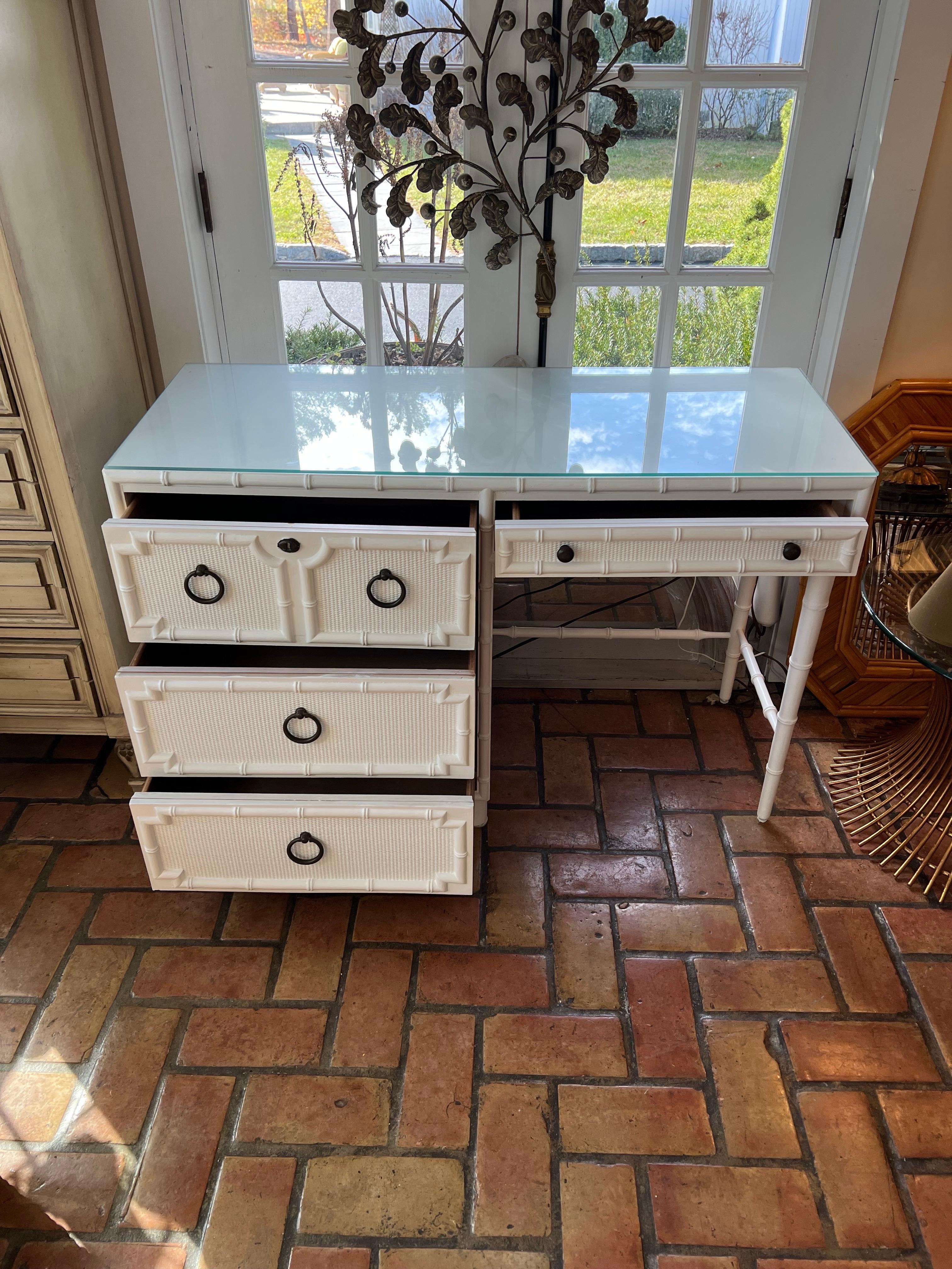 Scrivania in finto bambù Drexel Kensington in vendita 5