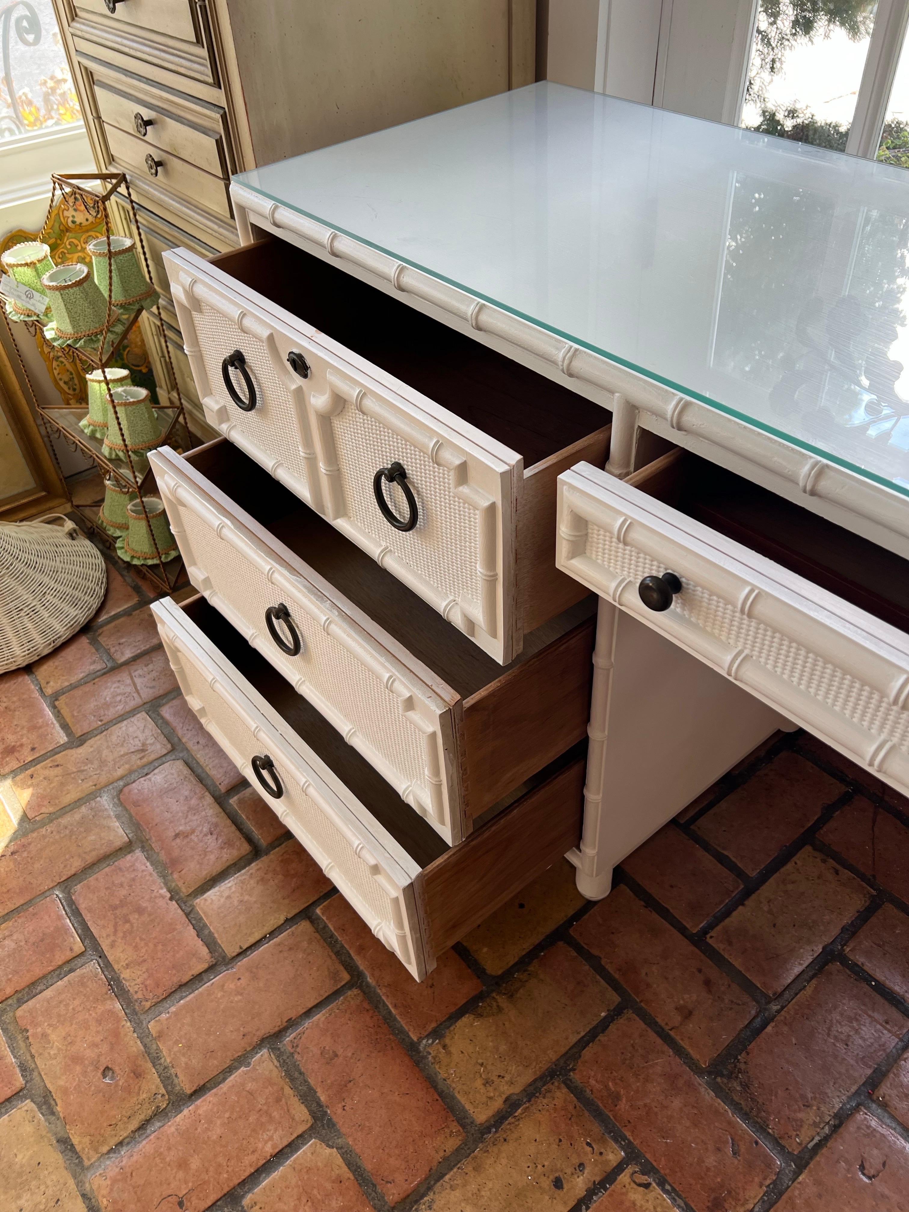 Scrivania in finto bambù Drexel Kensington in vendita 6