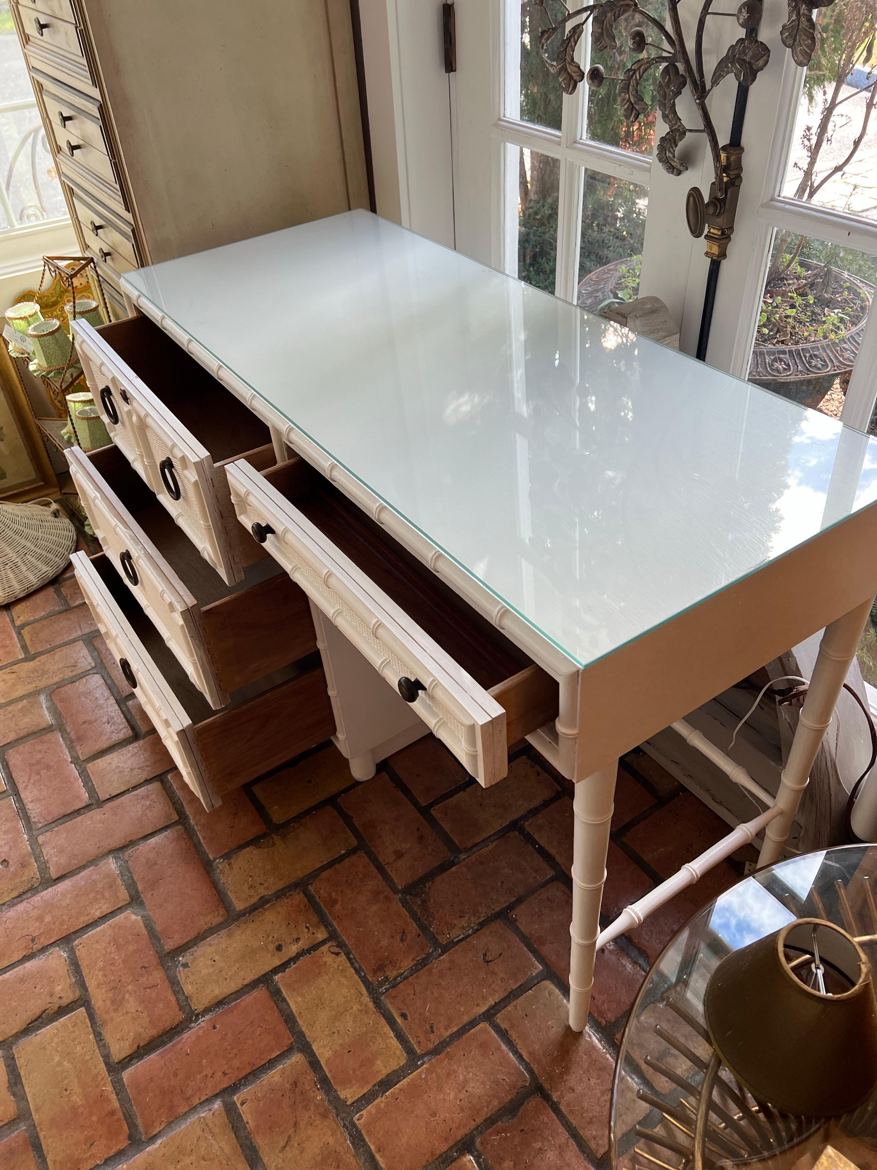 Scrivania in finto bambù Drexel Kensington in vendita 7