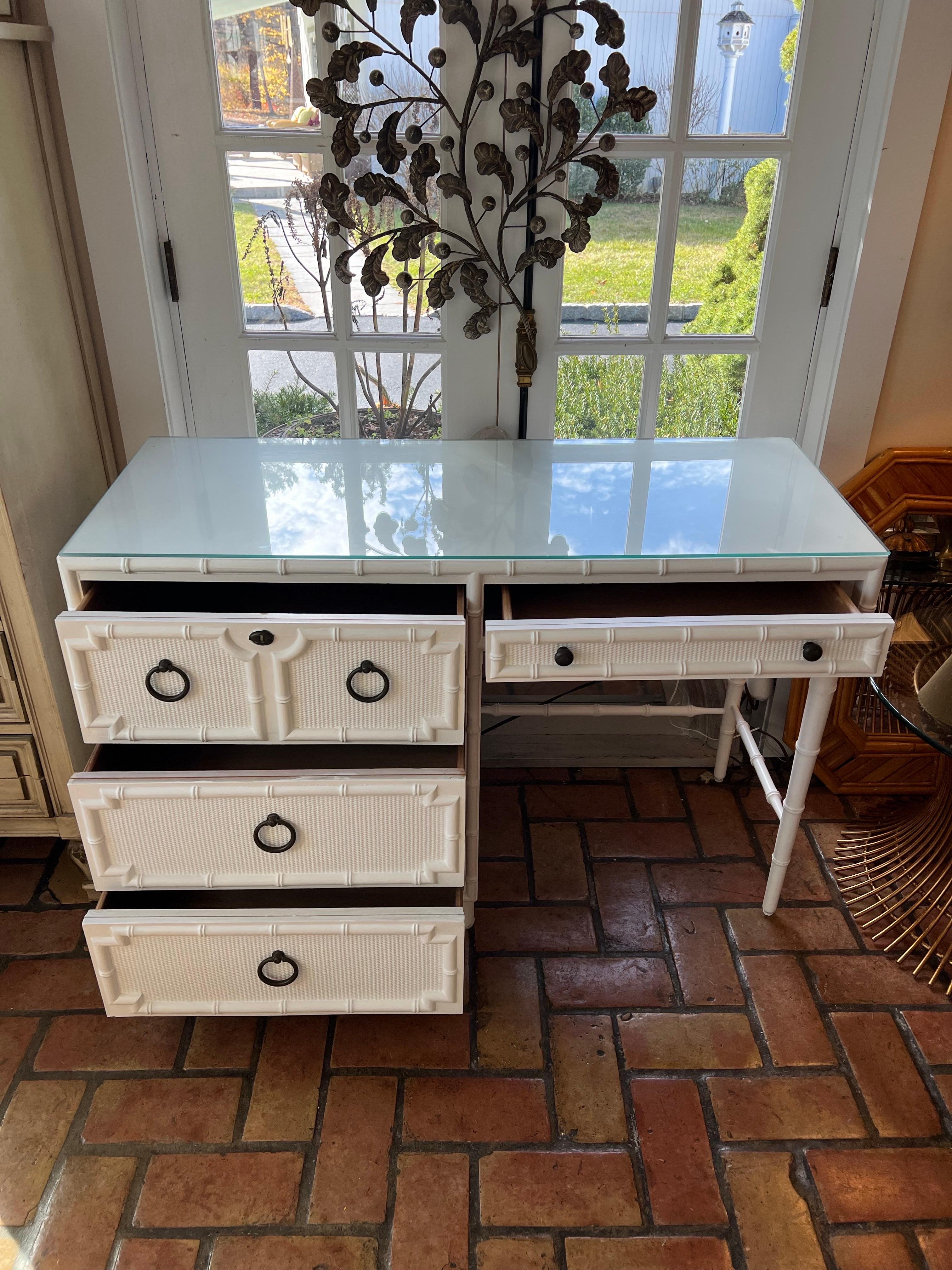 Scrivania in finto bambù Drexel Kensington in vendita 9