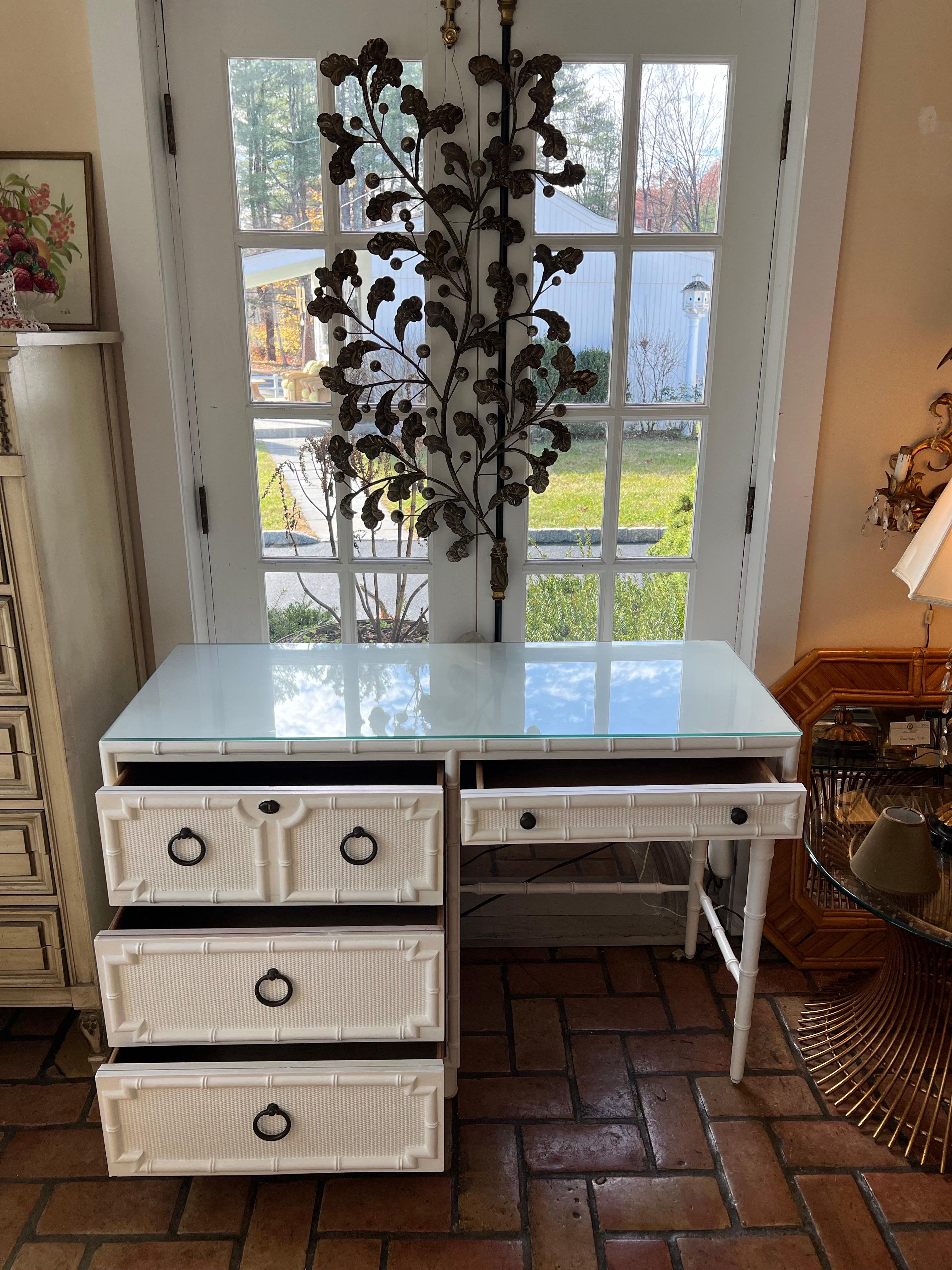 Scrivania in finto bambù Drexel Kensington in vendita 10