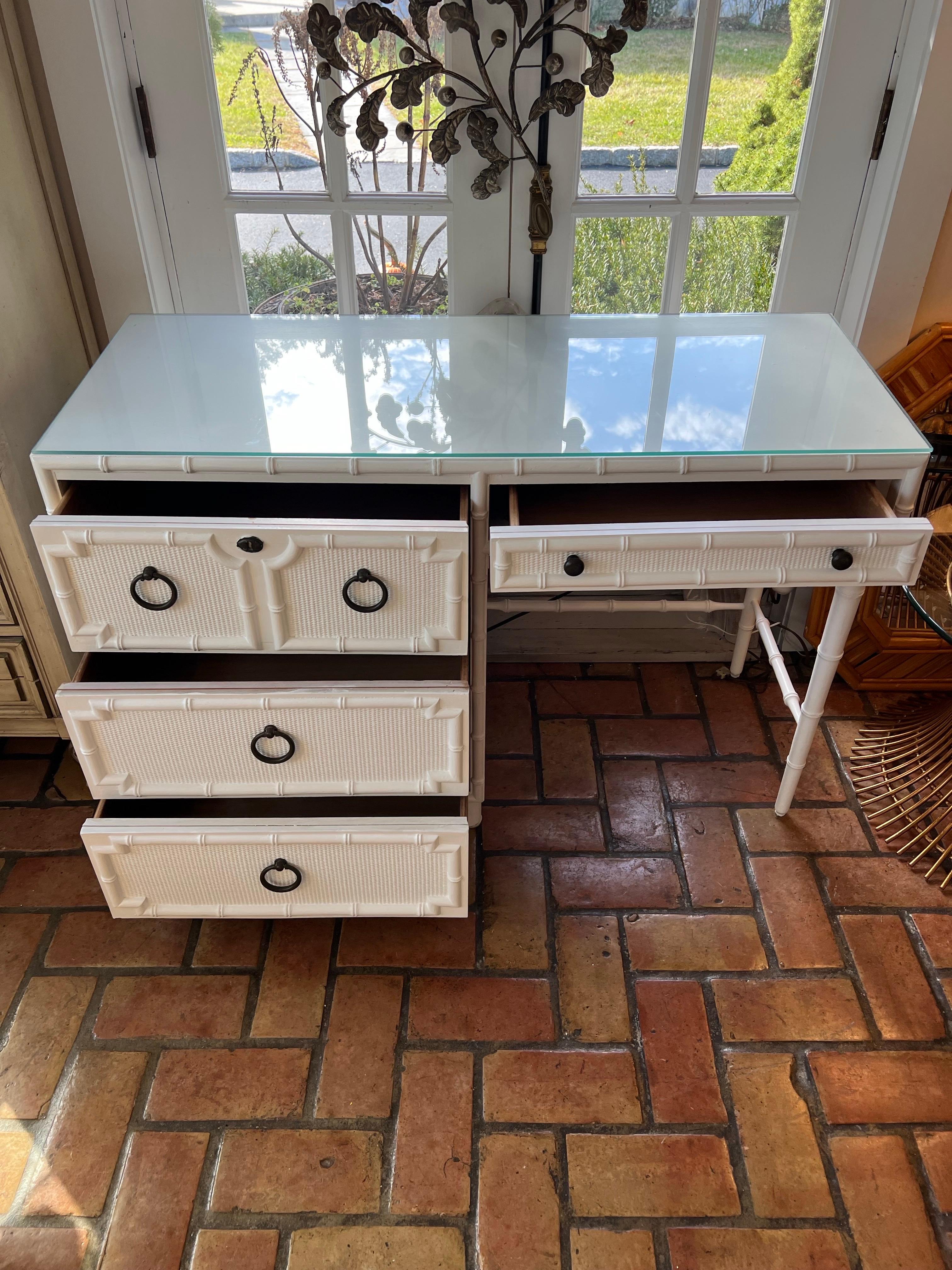 Scrivania in finto bambù Drexel Kensington in vendita 11