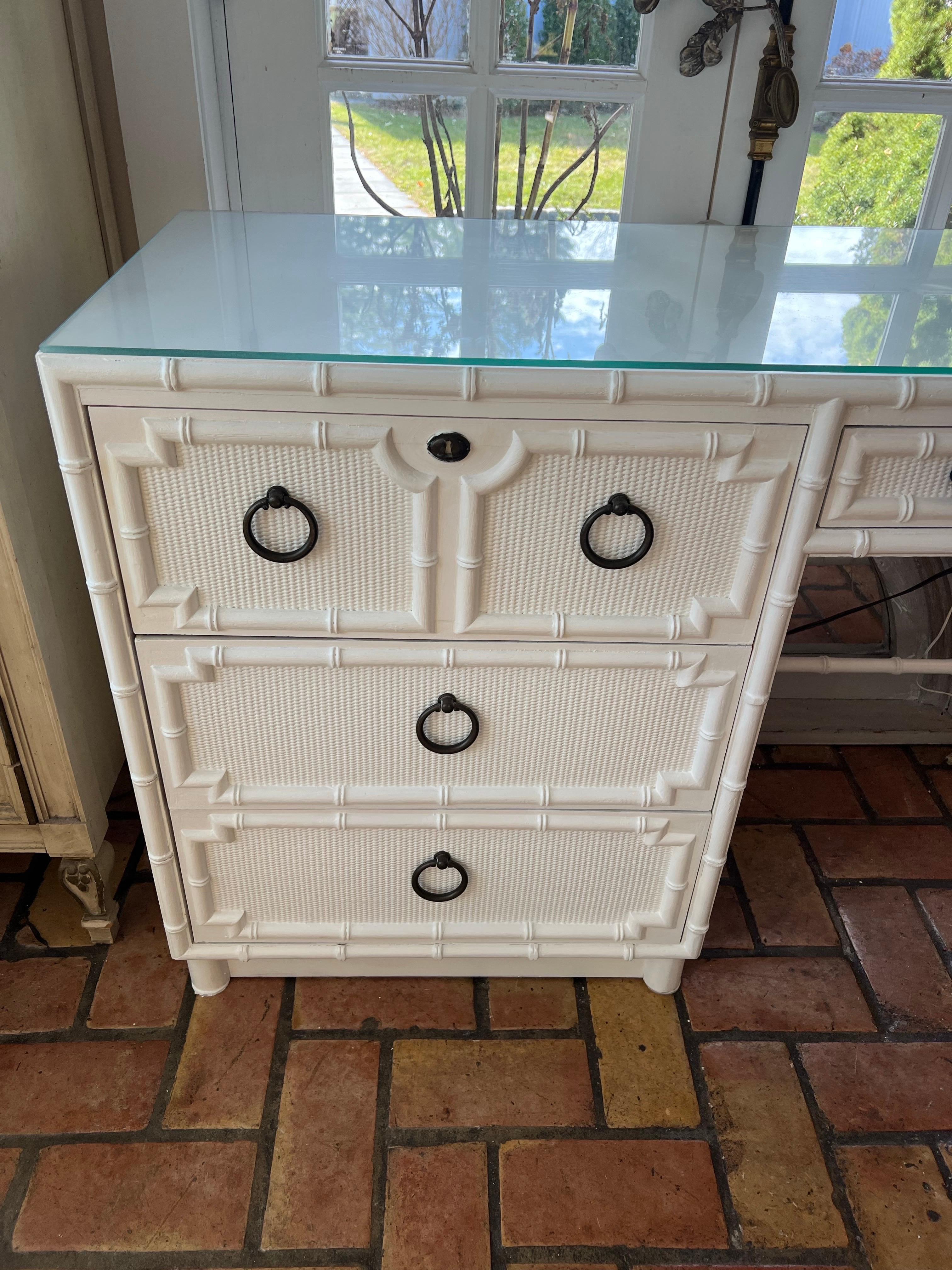 Scrivania in finto bambù Drexel Kensington. Un favoloso pezzo di design con un sacco di spazio. Firmato nel cassetto in basso a sinistra. Riverniciato e pronto a partire. Dimensioni: 46