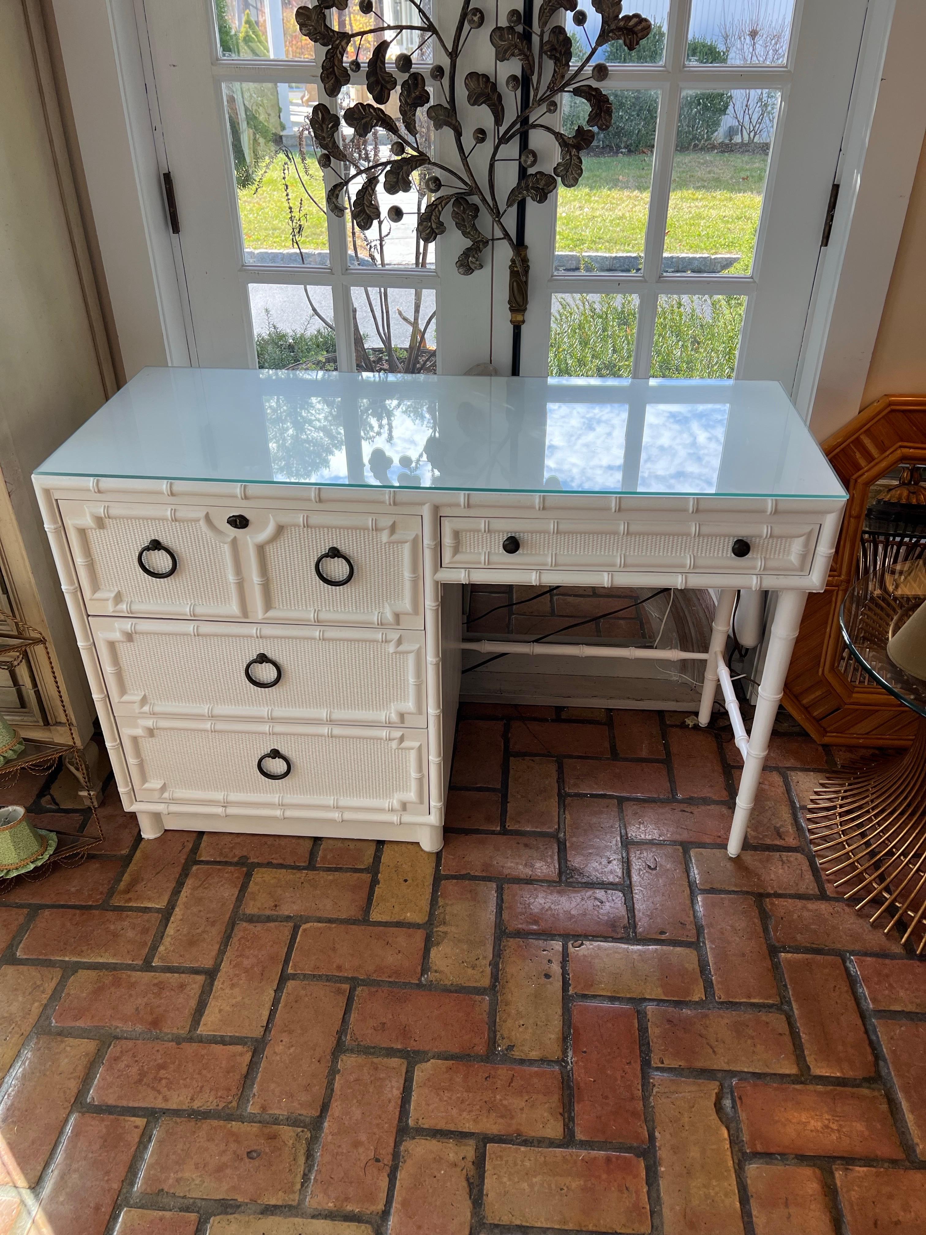 Hollywood Regency Scrivania in finto bambù Drexel Kensington in vendita