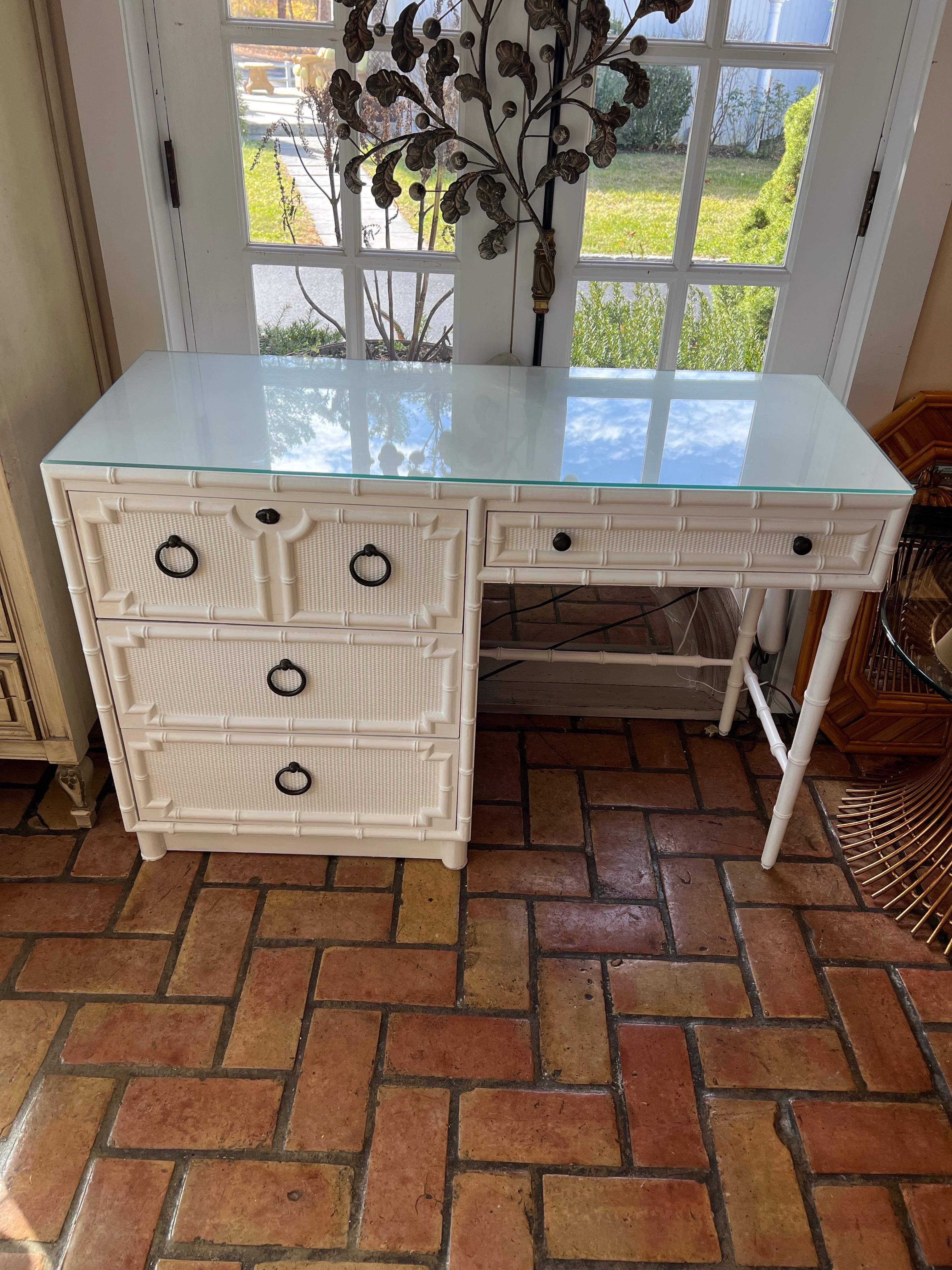 Scrivania in finto bambù Drexel Kensington In condizioni buone in vendita a Redding, CT