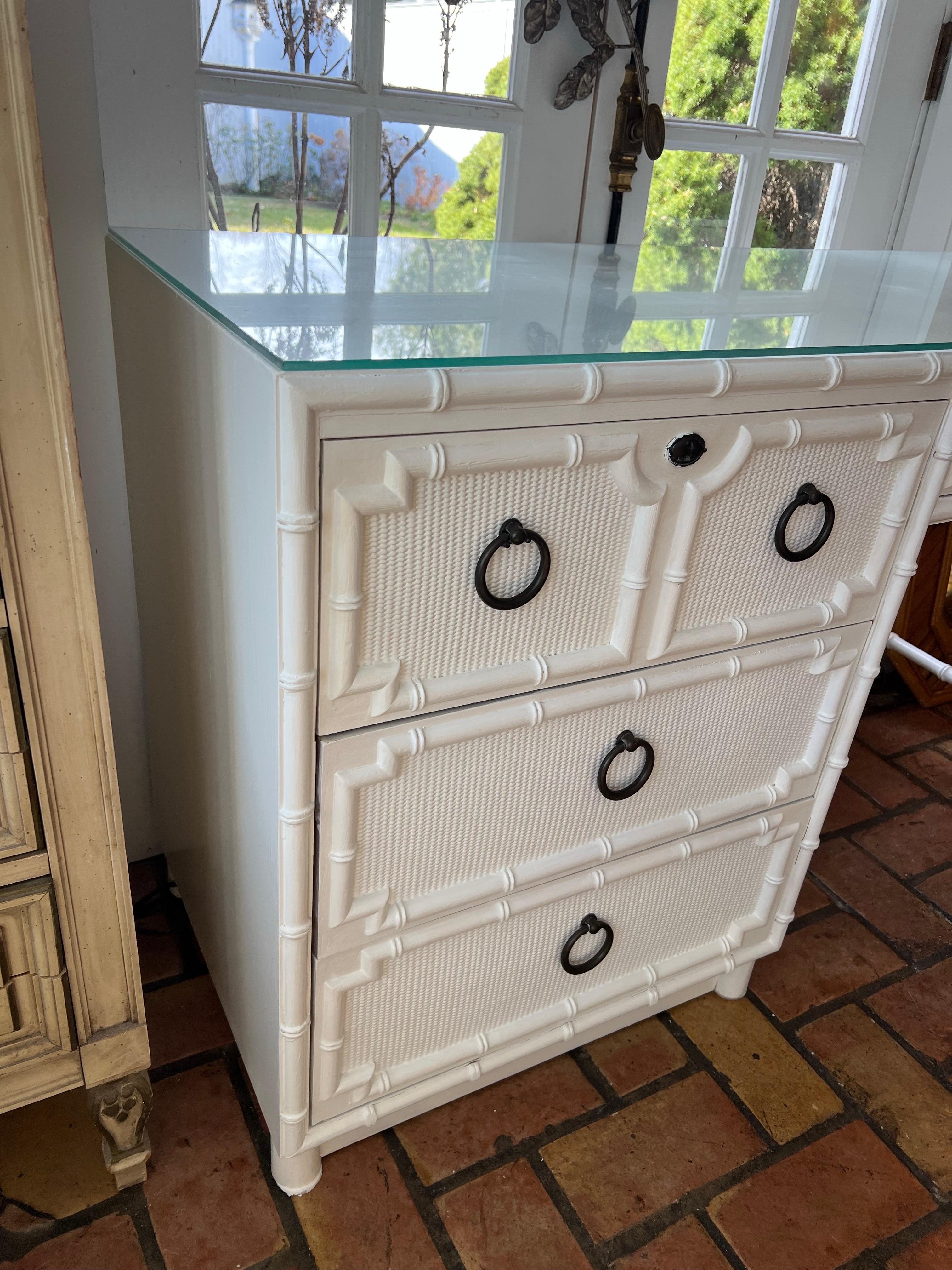 Metallo Scrivania in finto bambù Drexel Kensington in vendita