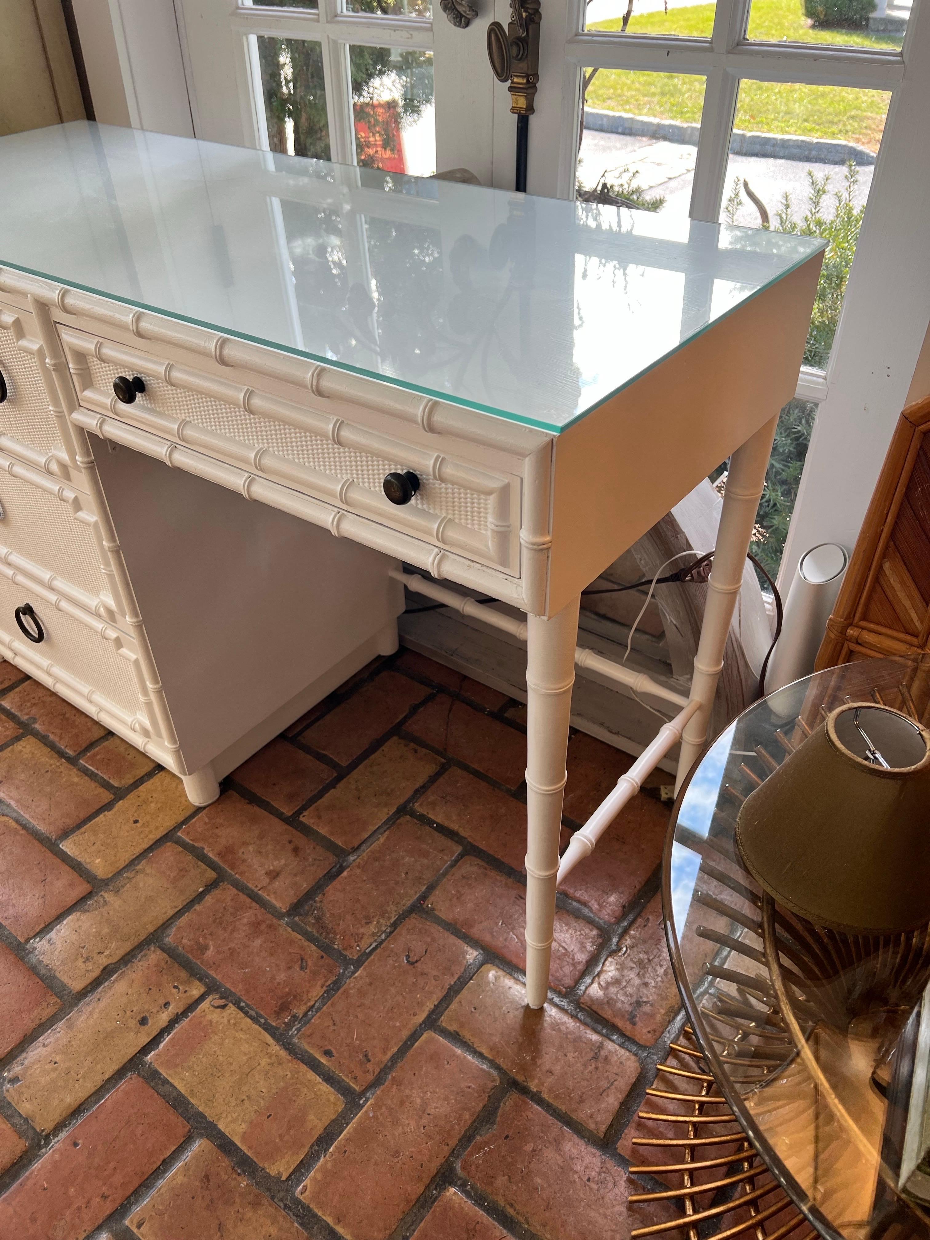 Scrivania in finto bambù Drexel Kensington in vendita 1