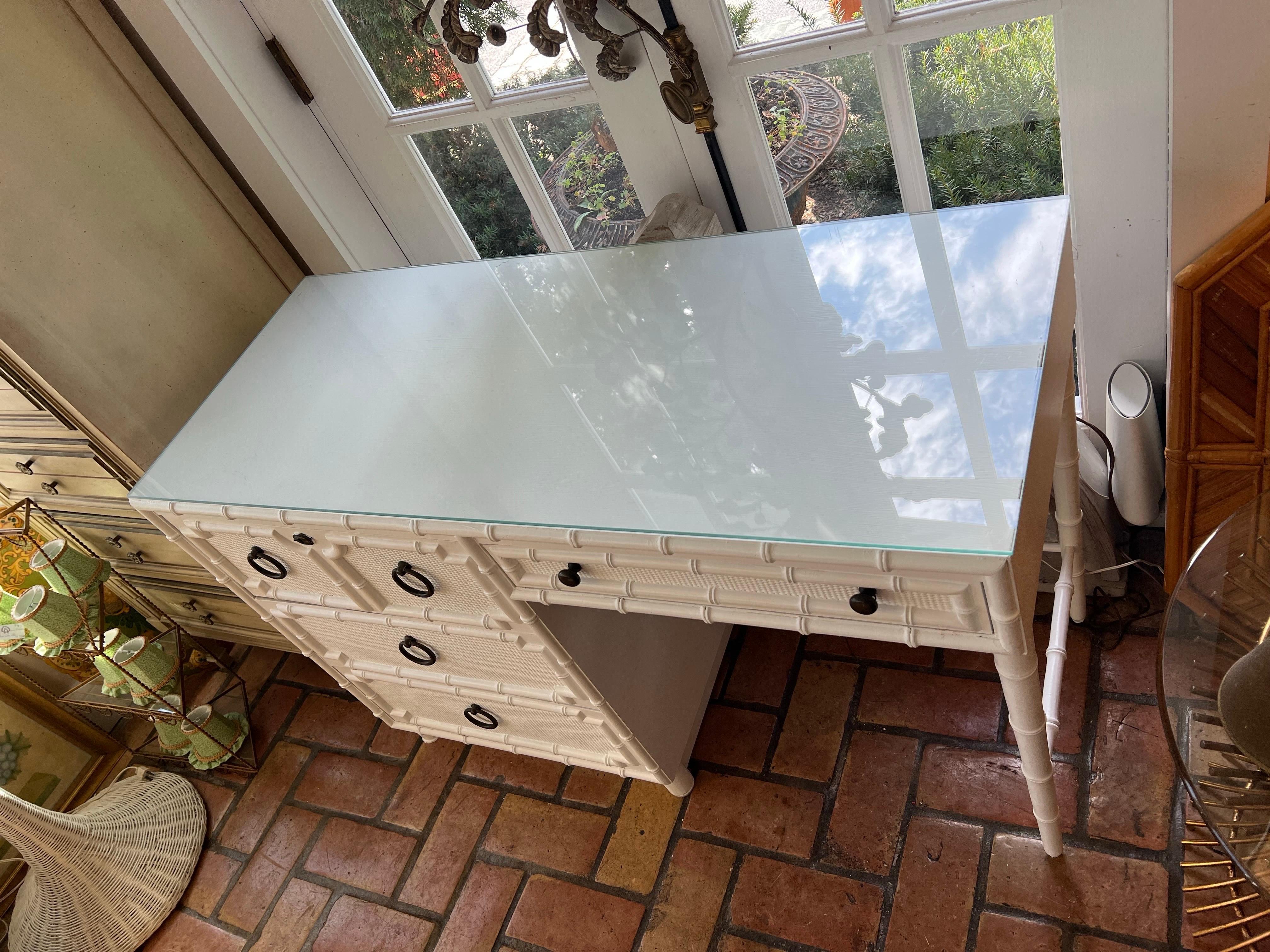 Scrivania in finto bambù Drexel Kensington in vendita 2