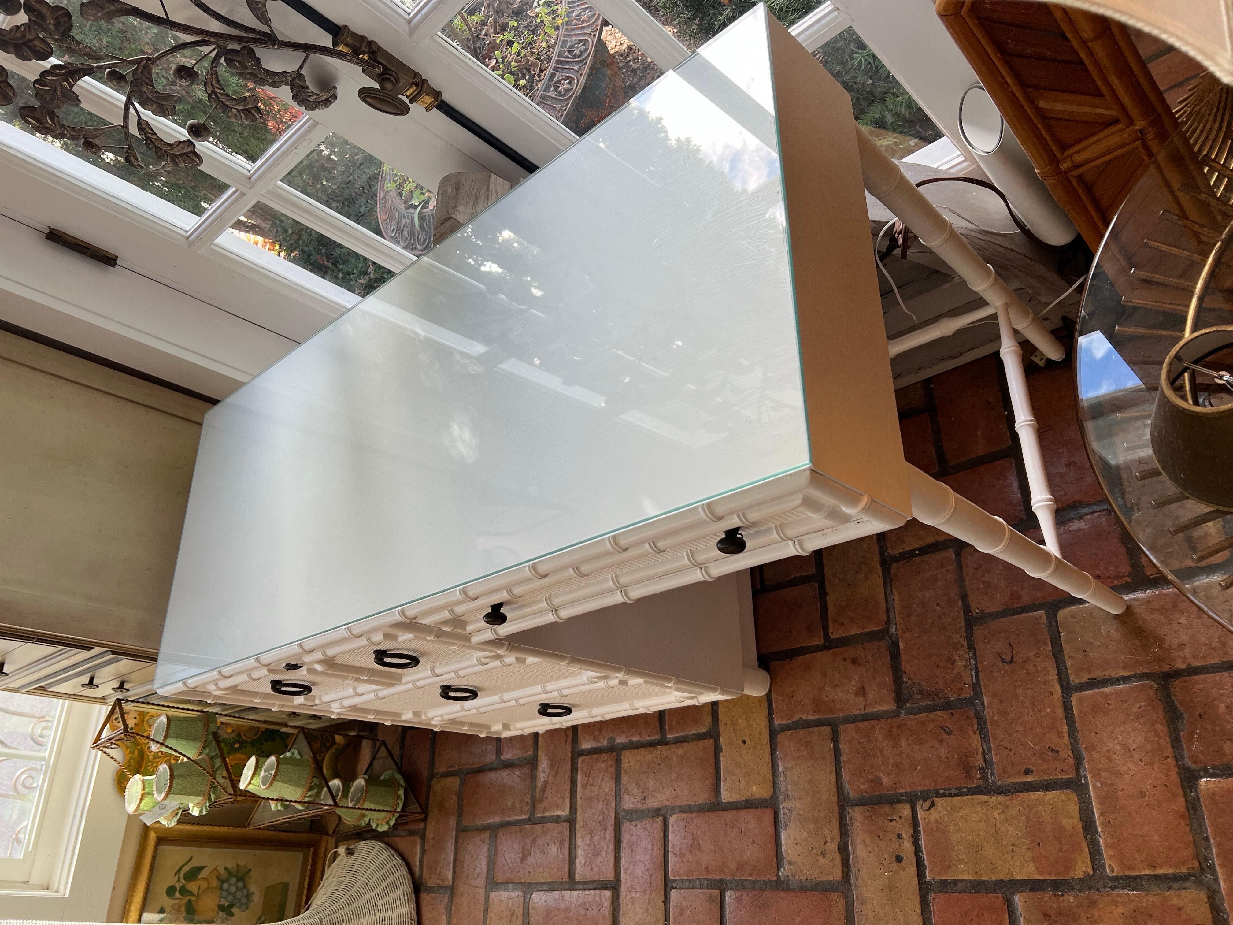 Scrivania in finto bambù Drexel Kensington in vendita 3