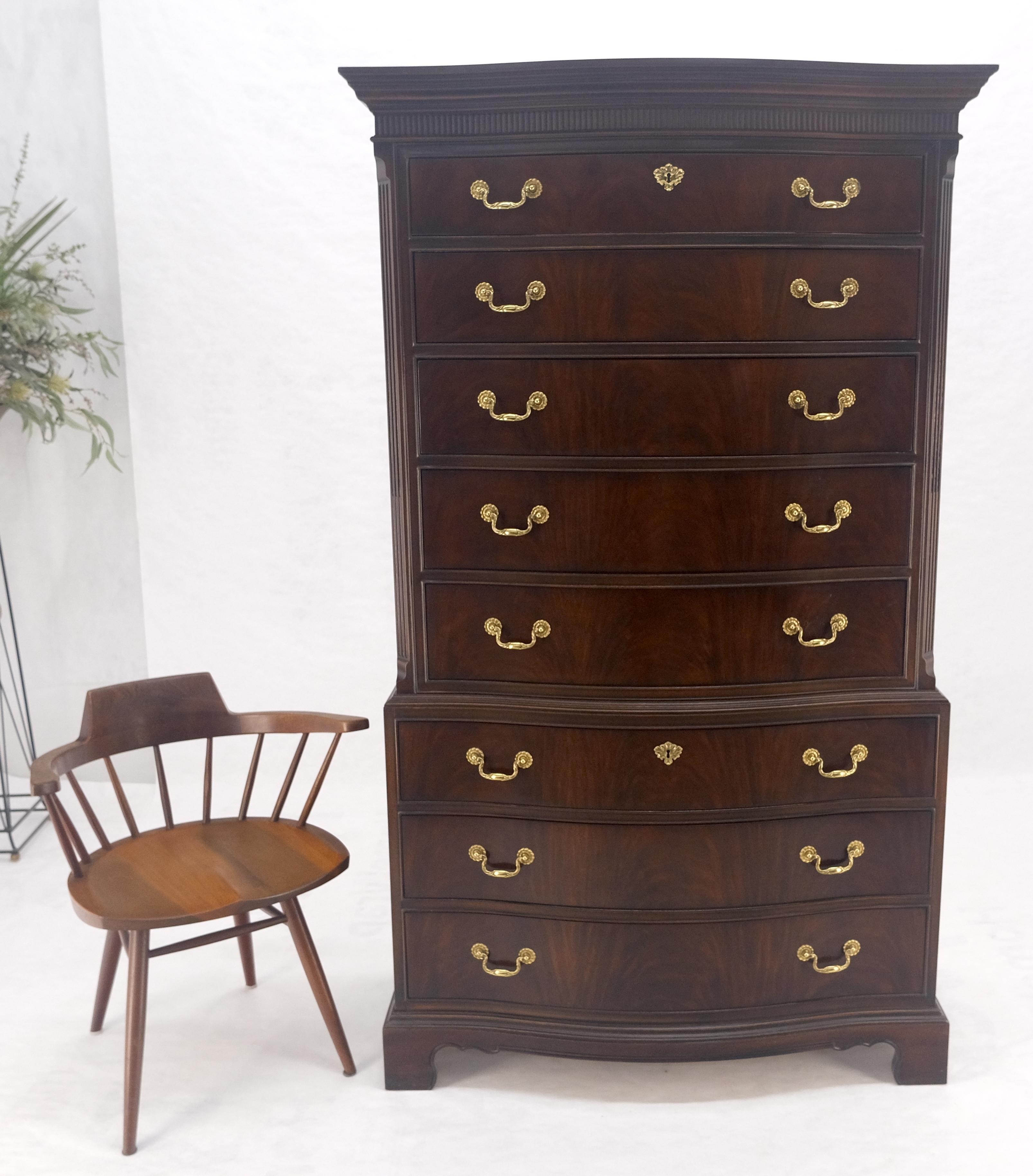 Laccato Drexel Mogano 8 Cassetti 6' Tall Brass Pull High Boy Dresser MINT in vendita
