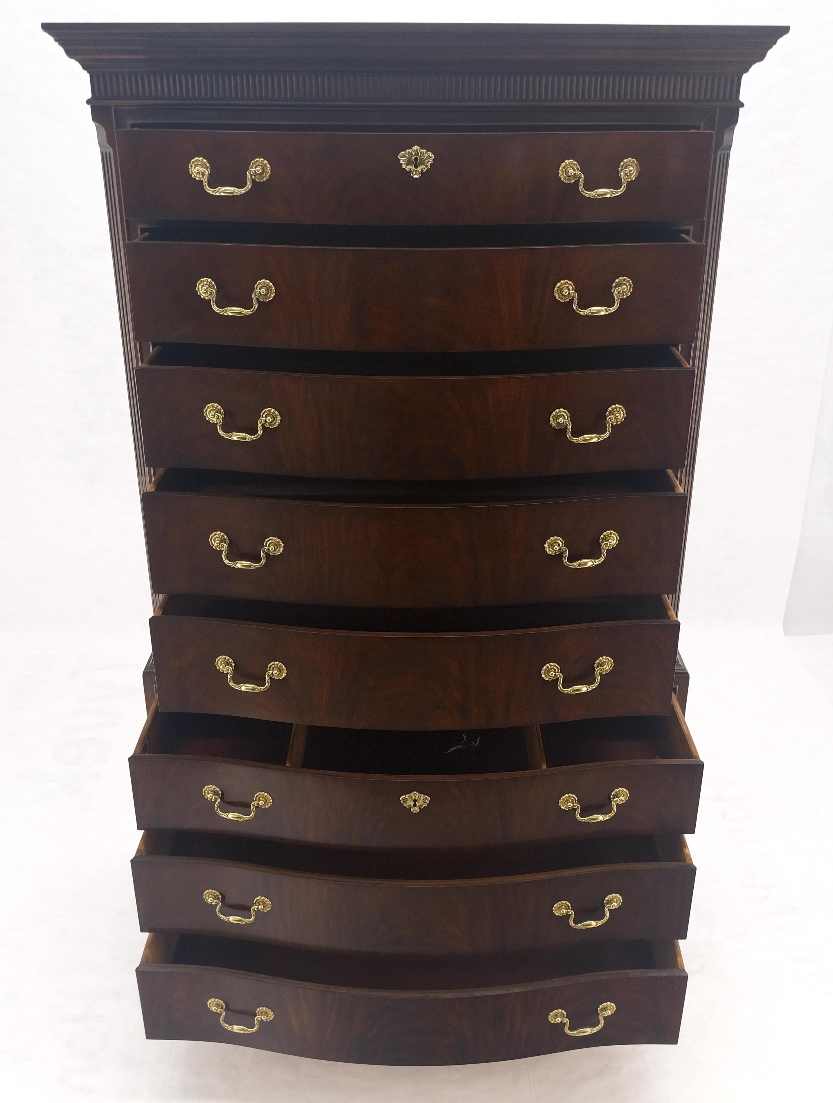 Drexel Mogano 8 Cassetti 6' Tall Brass Pull High Boy Dresser MINT In condizioni buone in vendita a Rockaway, NJ