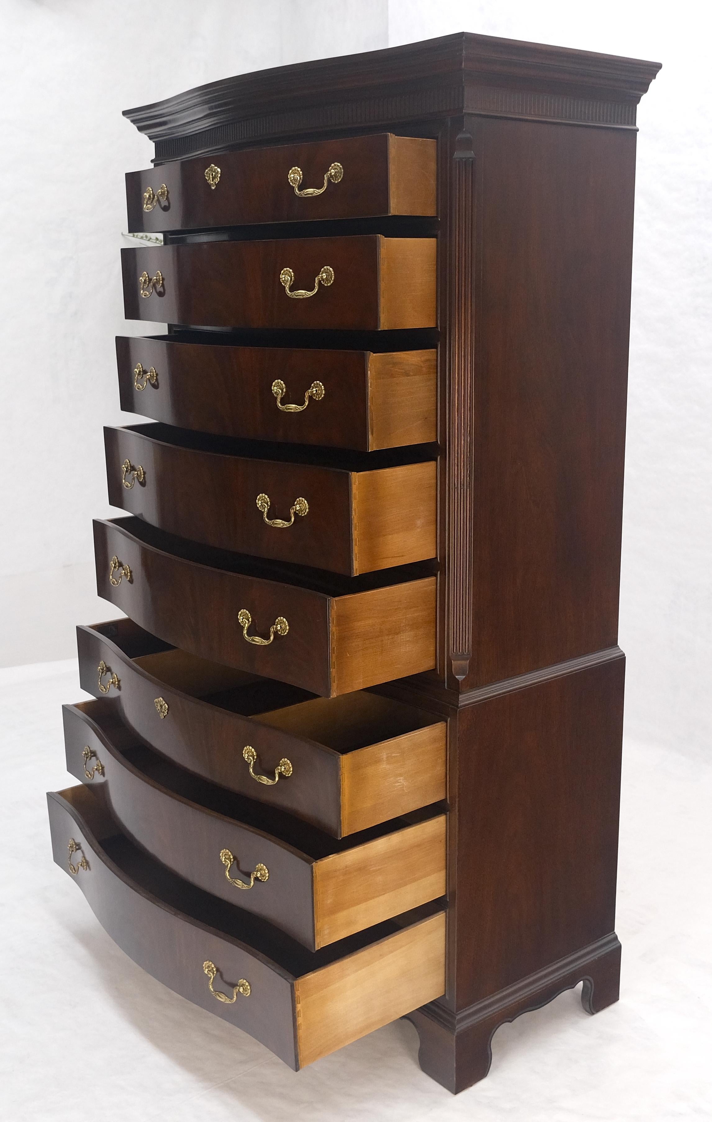 XX secolo Drexel Mogano 8 Cassetti 6' Tall Brass Pull High Boy Dresser MINT in vendita