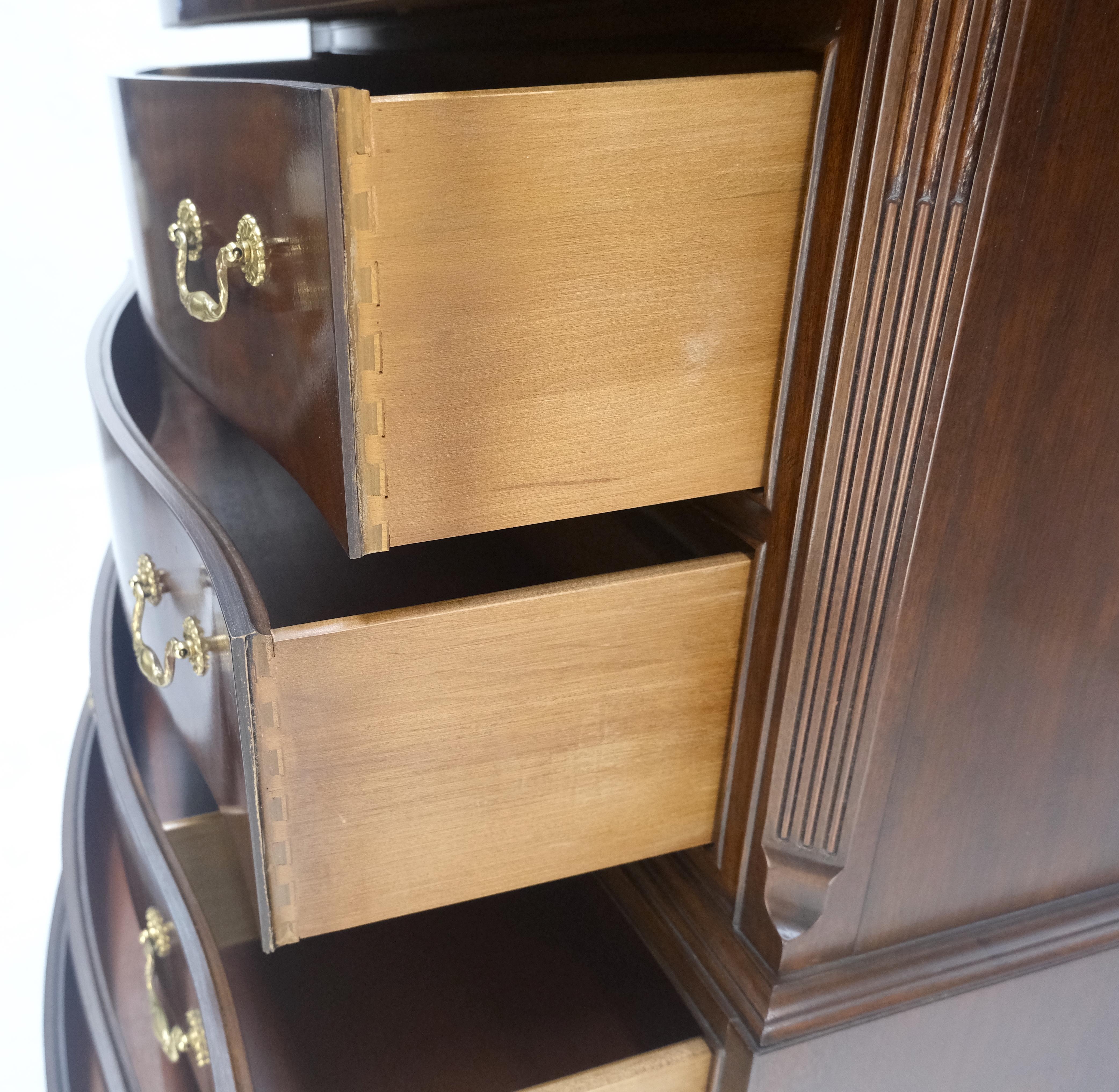 Drexel Mogano 8 Cassetti 6' Tall Brass Pull High Boy Dresser MINT in vendita 1