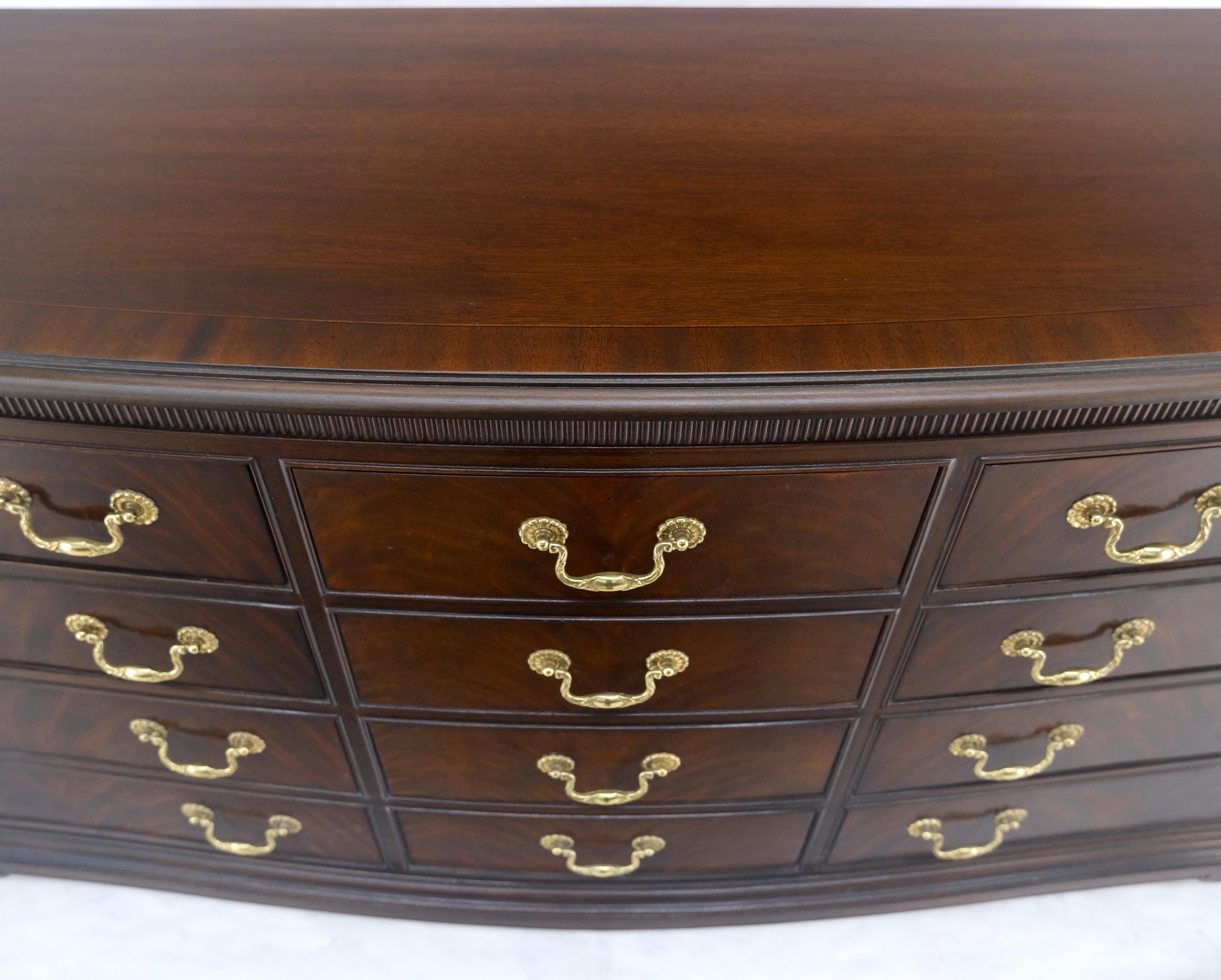 Federale Drexel Mogano con piano a bande e tiranti in ottone 12 cassetti, cassettiera lunga 75