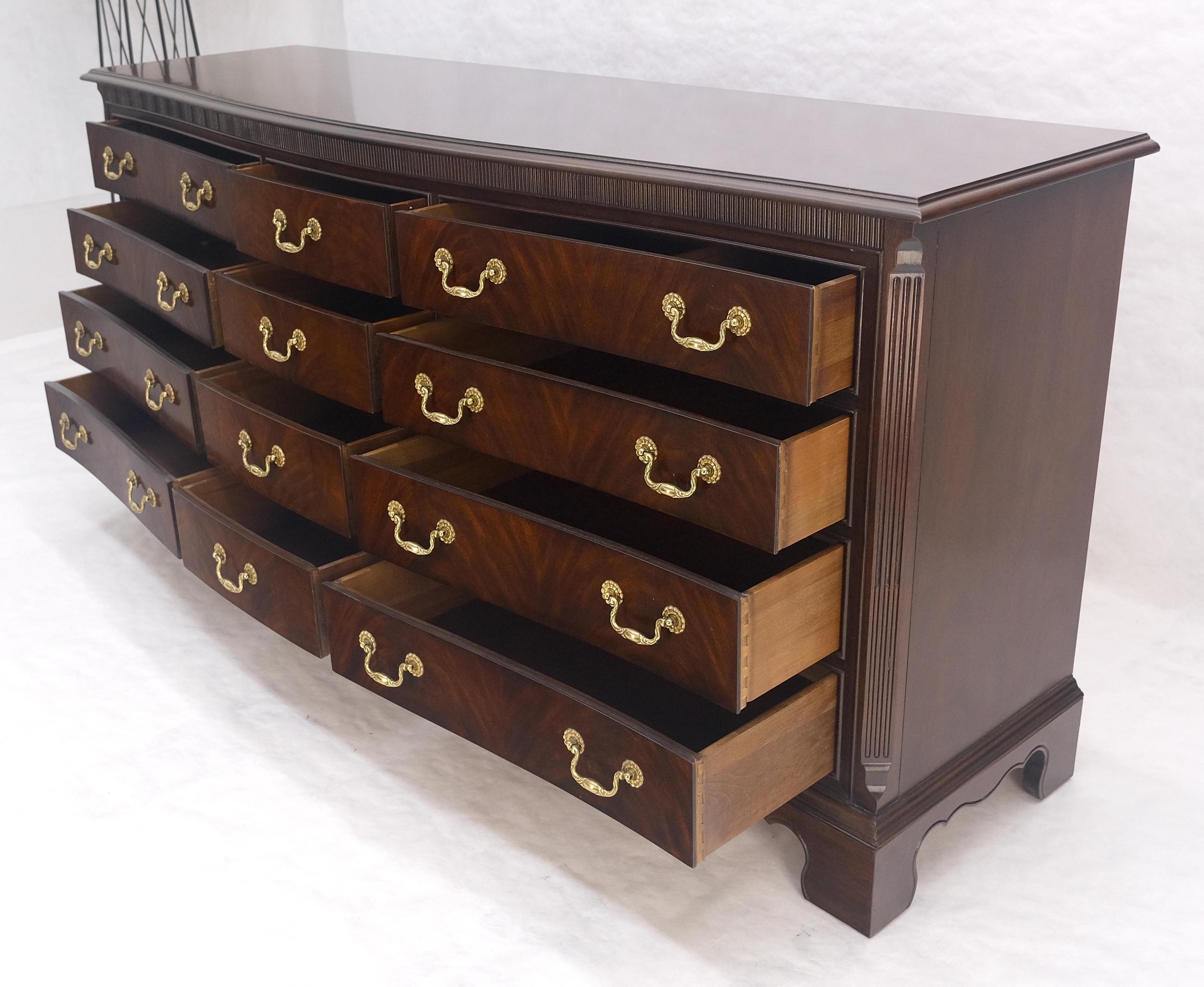 Laccato Drexel Mogano con piano a bande e tiranti in ottone 12 cassetti, cassettiera lunga 75
