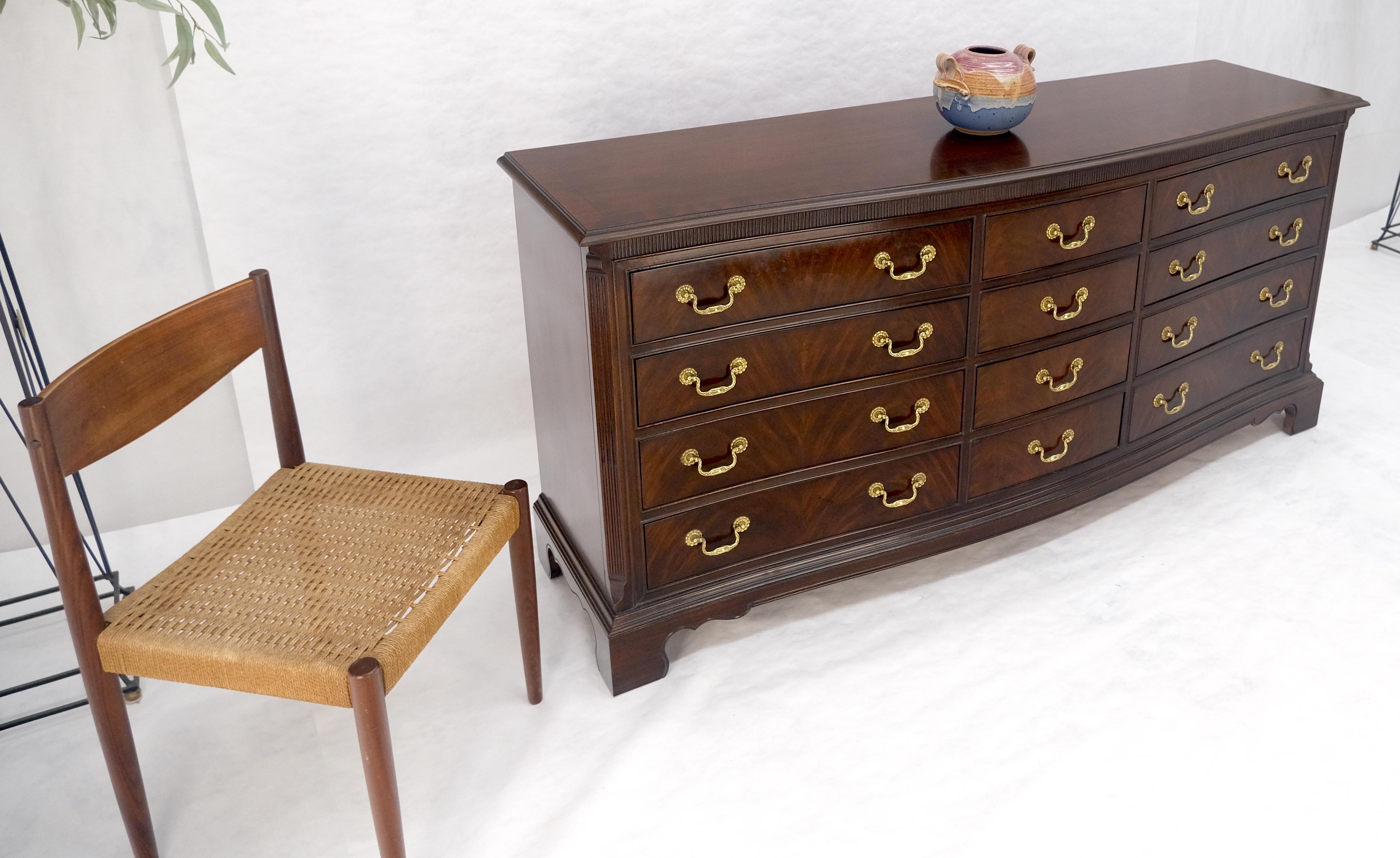 Drexel Mogano con piano a bande e tiranti in ottone 12 cassetti, cassettiera lunga 75