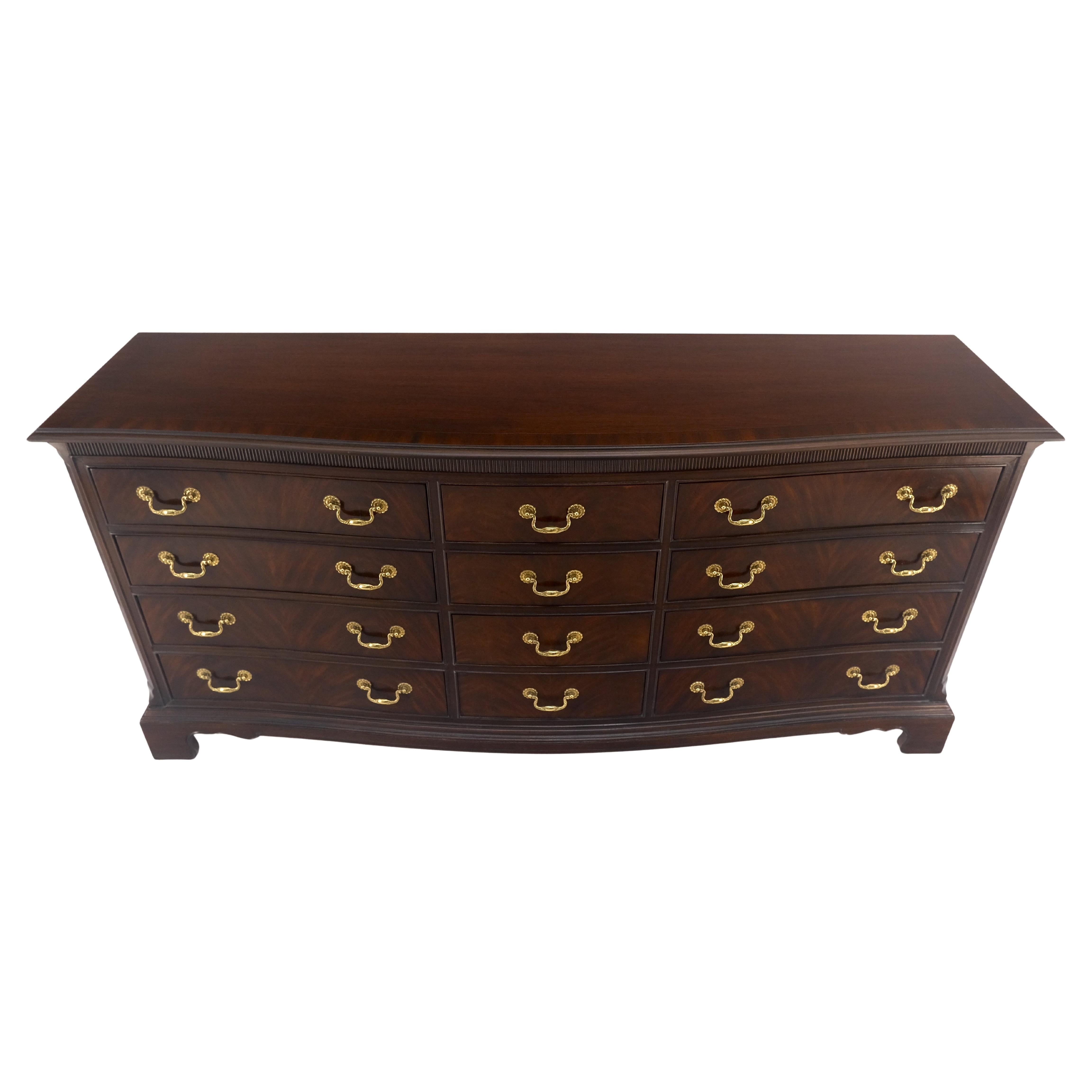 Drexel Mogano con piano a bande e tiranti in ottone 12 cassetti, cassettiera lunga 75" e credenza MINT