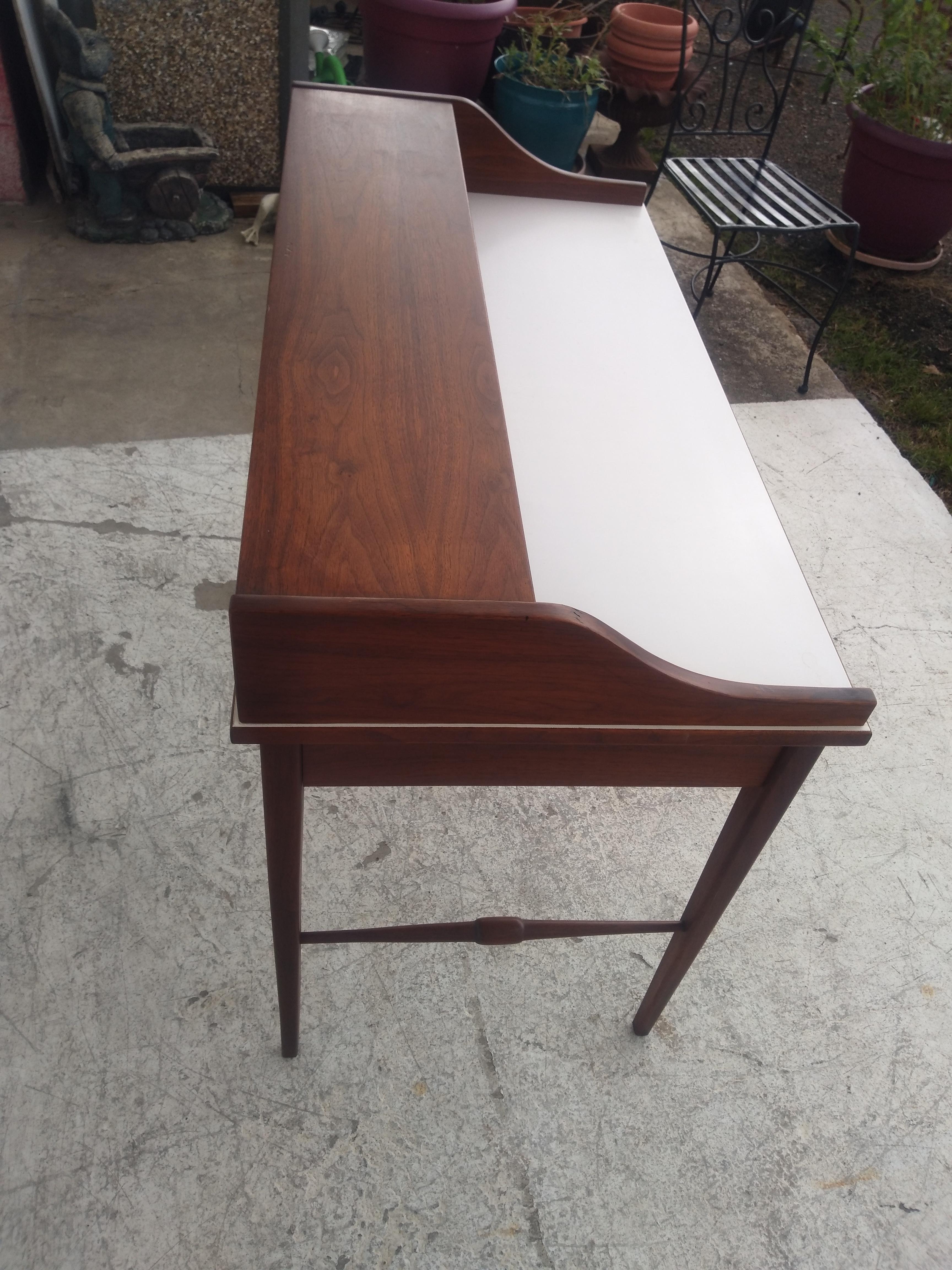 Mid-Century moderno Drexel  Scrivania MCM Biscayne in noce con piano in laminato bianco in vendita