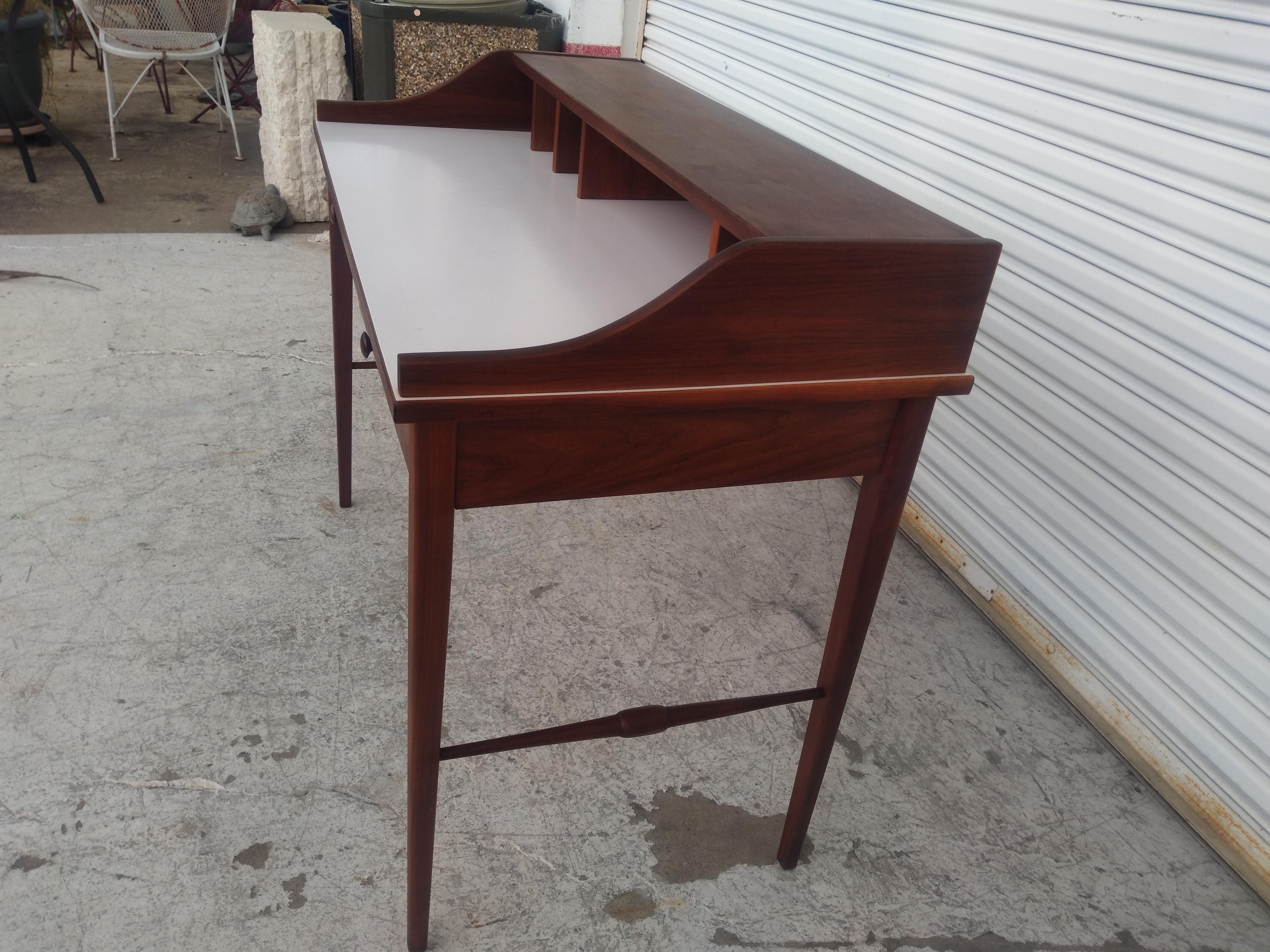 Drexel  Scrivania MCM Biscayne in noce con piano in laminato bianco In condizioni buone in vendita a Pasadena, TX