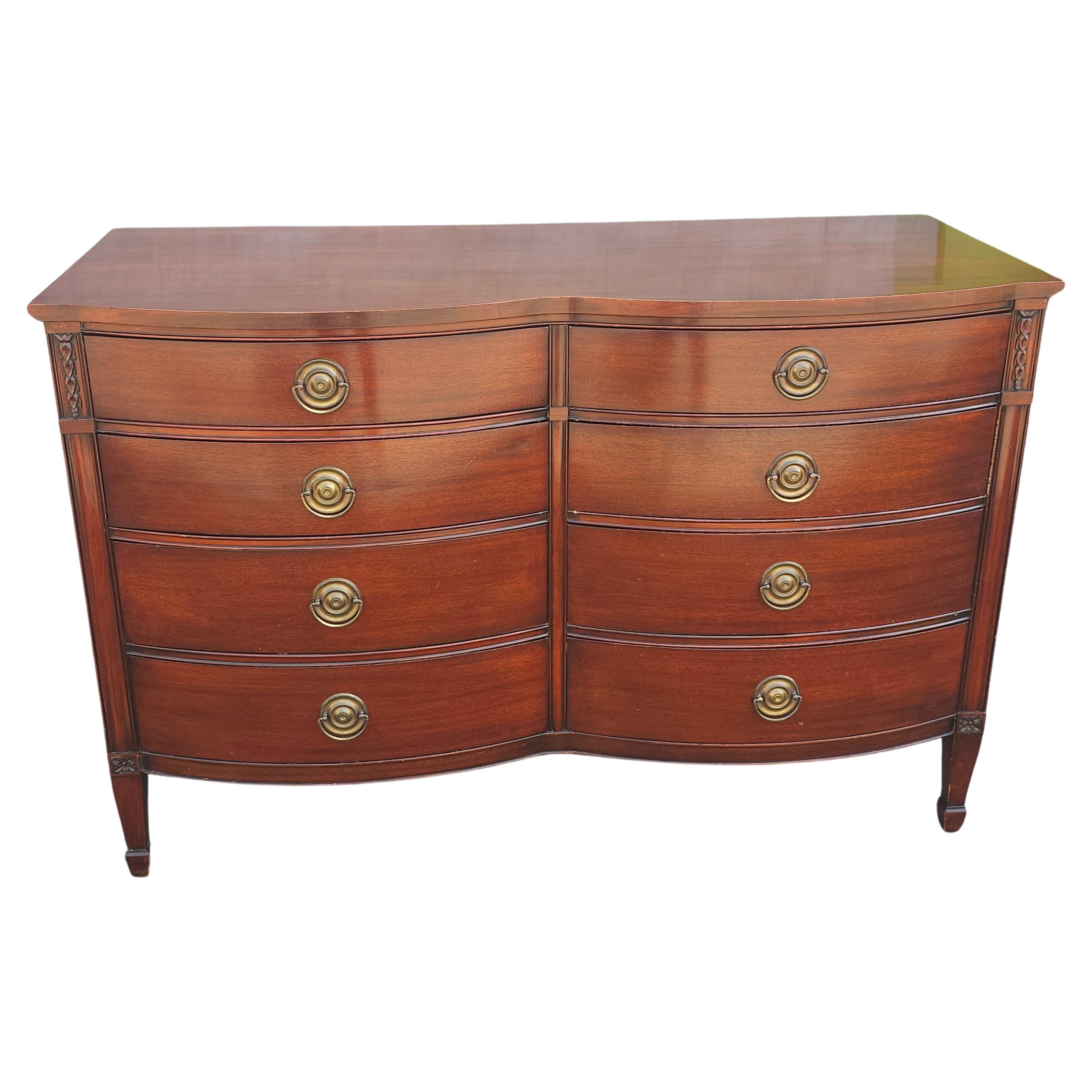 Commode double Drexel de style fédéral du milieu du siècle dernier en acajou serpentin avec plateau en verre