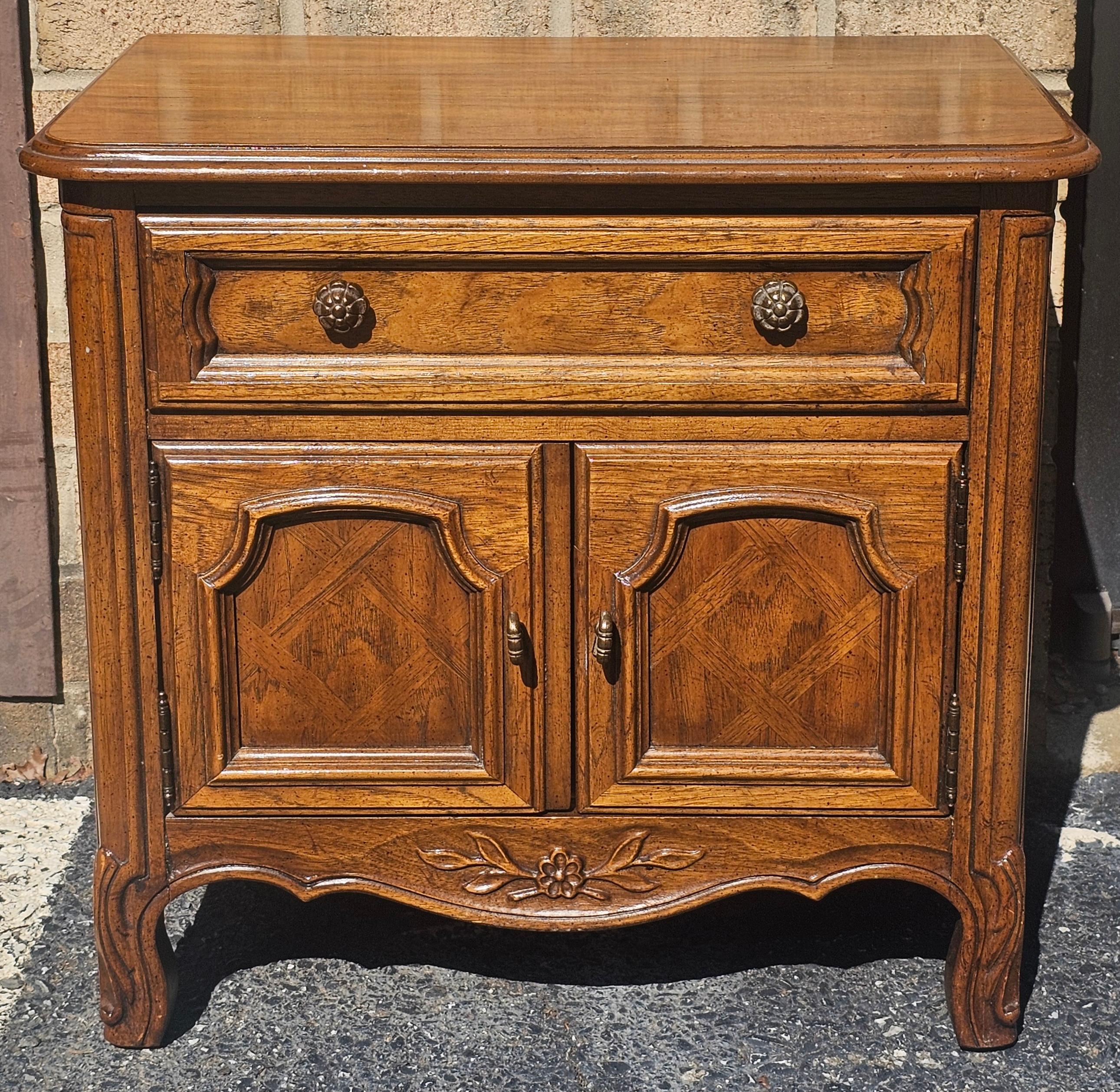 Drexel Mid-Century French Provincial Style Oak Bedside Tables, Pair For Sale 4