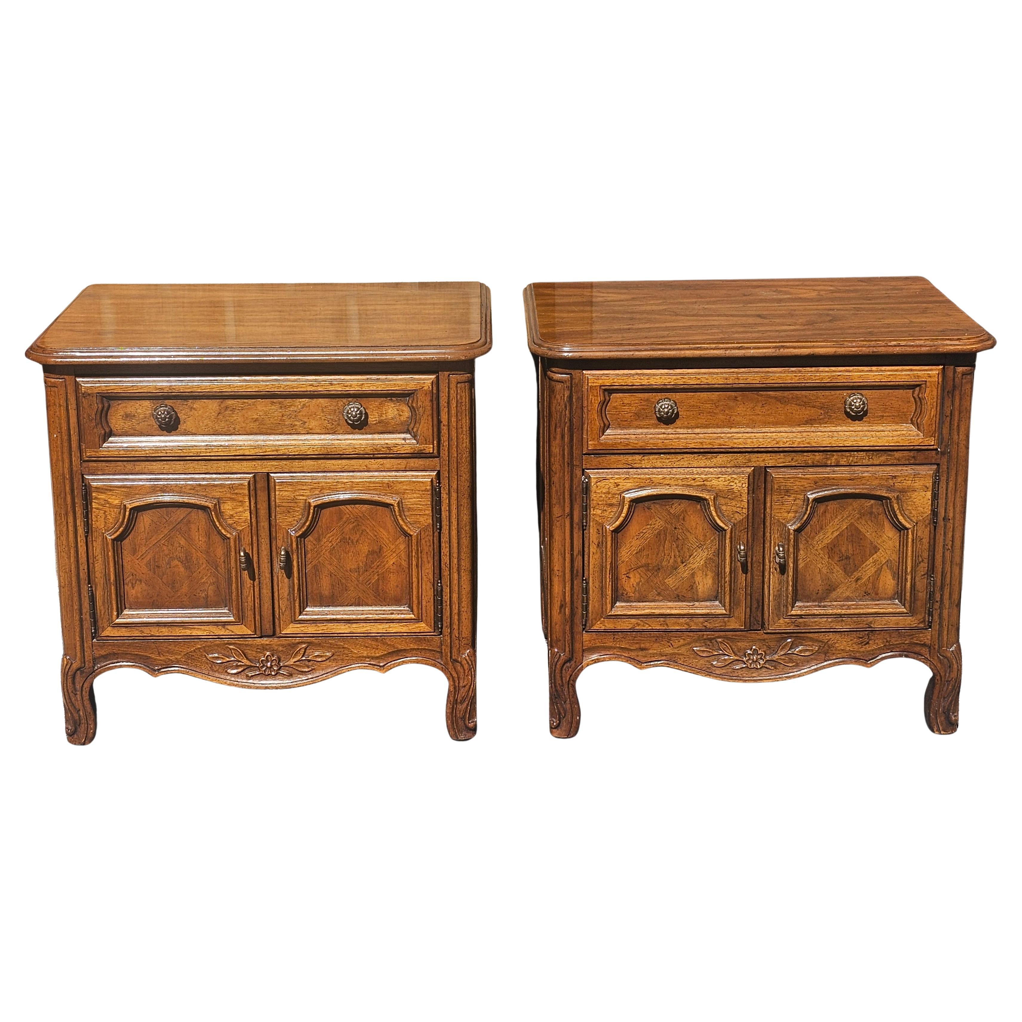 Comodini Drexel in stile provinciale francese di metà secolo, Oak, Coppia