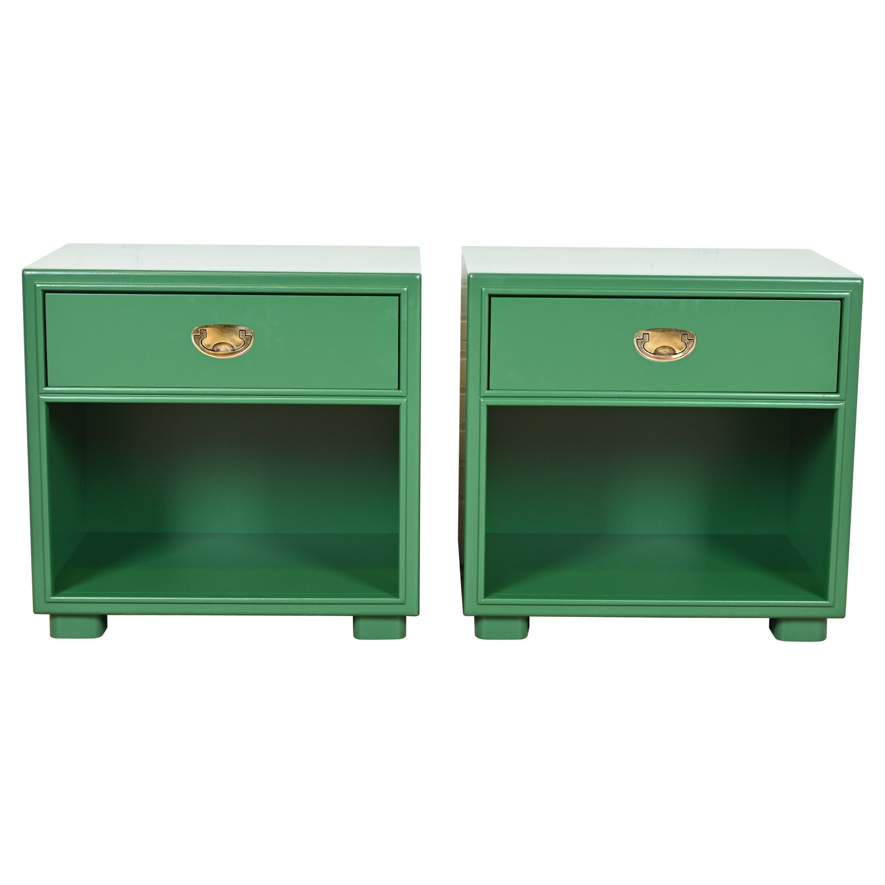 Comodini Drexel Mid-Century Hollywood Regency Campaigner laccato verde in vendita