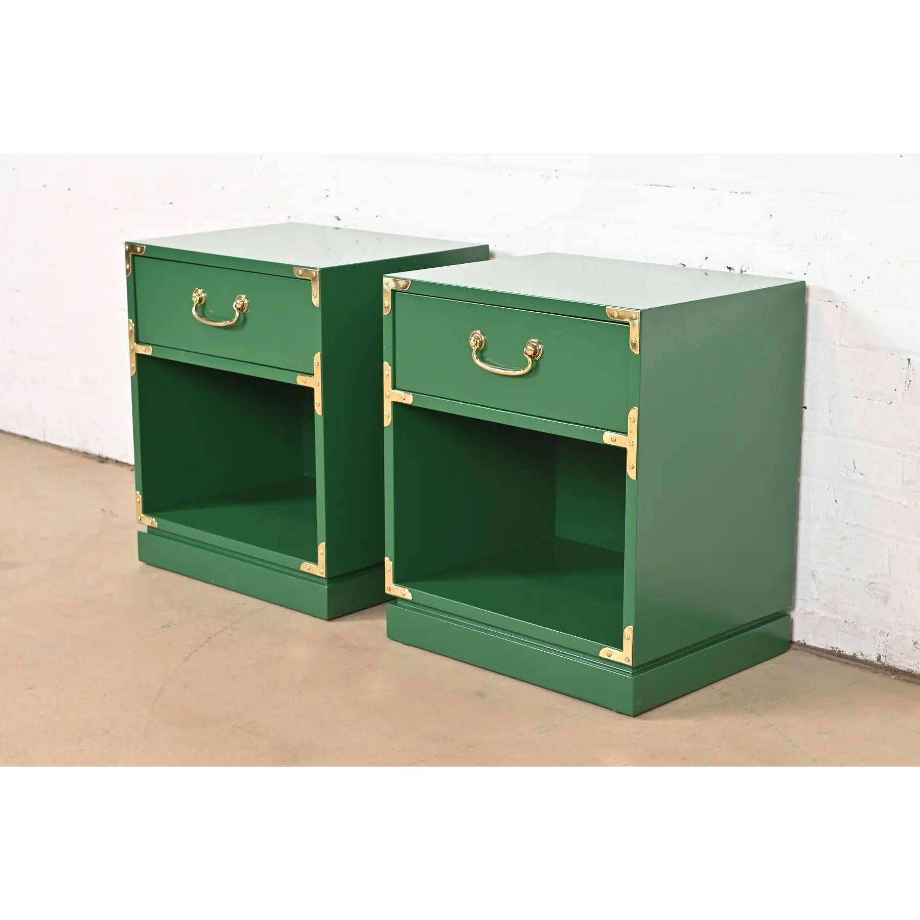 A gorgeous pair of mid-century modern Hollywood Regency Campaign style bedside chests

By Drexel

USA, 1968

Green lacquered walnut, with original brass hardware.

Measures: 19