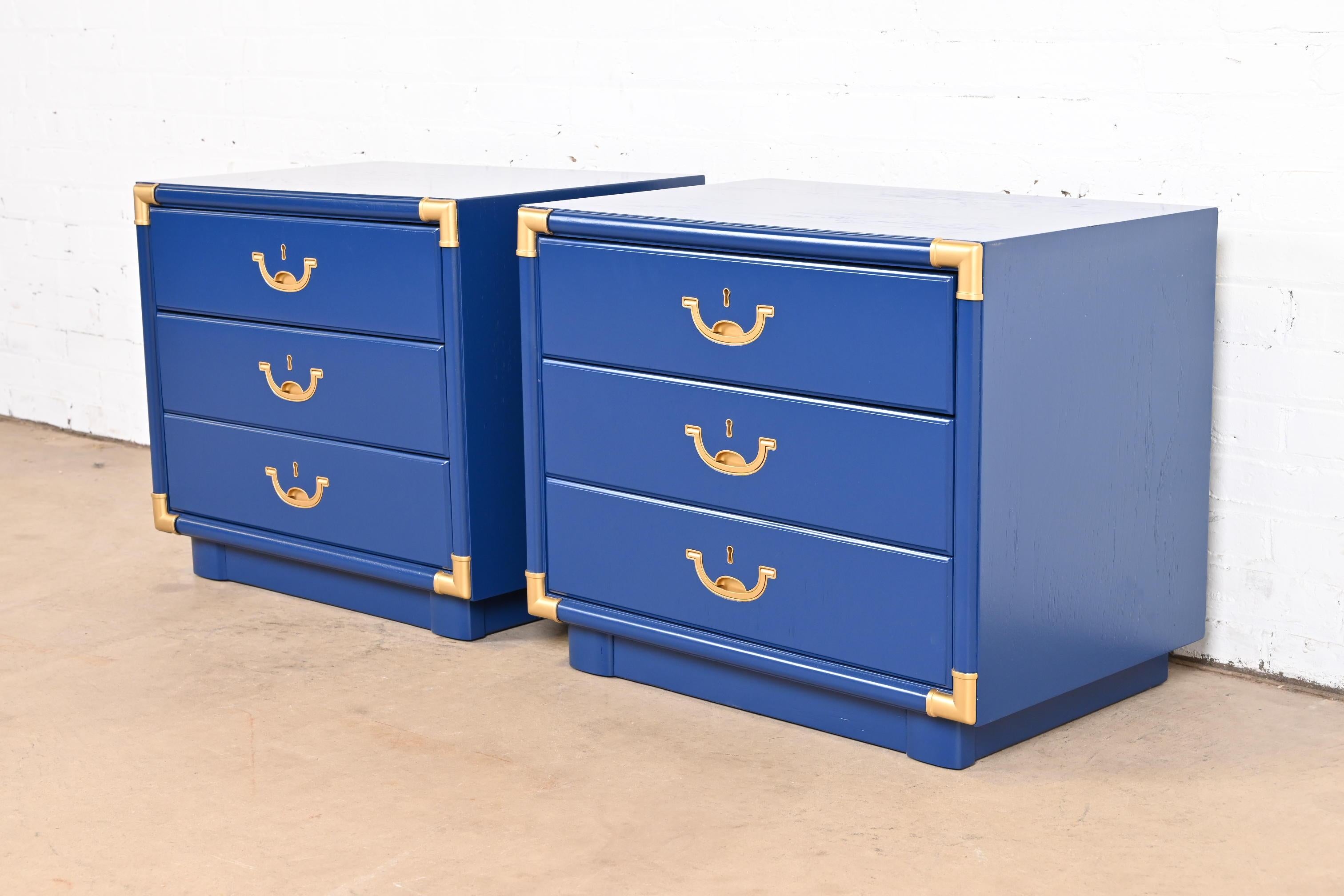A gorgeous pair of mid-century modern Hollywood Regency Campaign style bedside chests

By Drexel

USA, Circa 1970s

Blue lacquered walnut, with original brass hardware.

Measures: 26.5