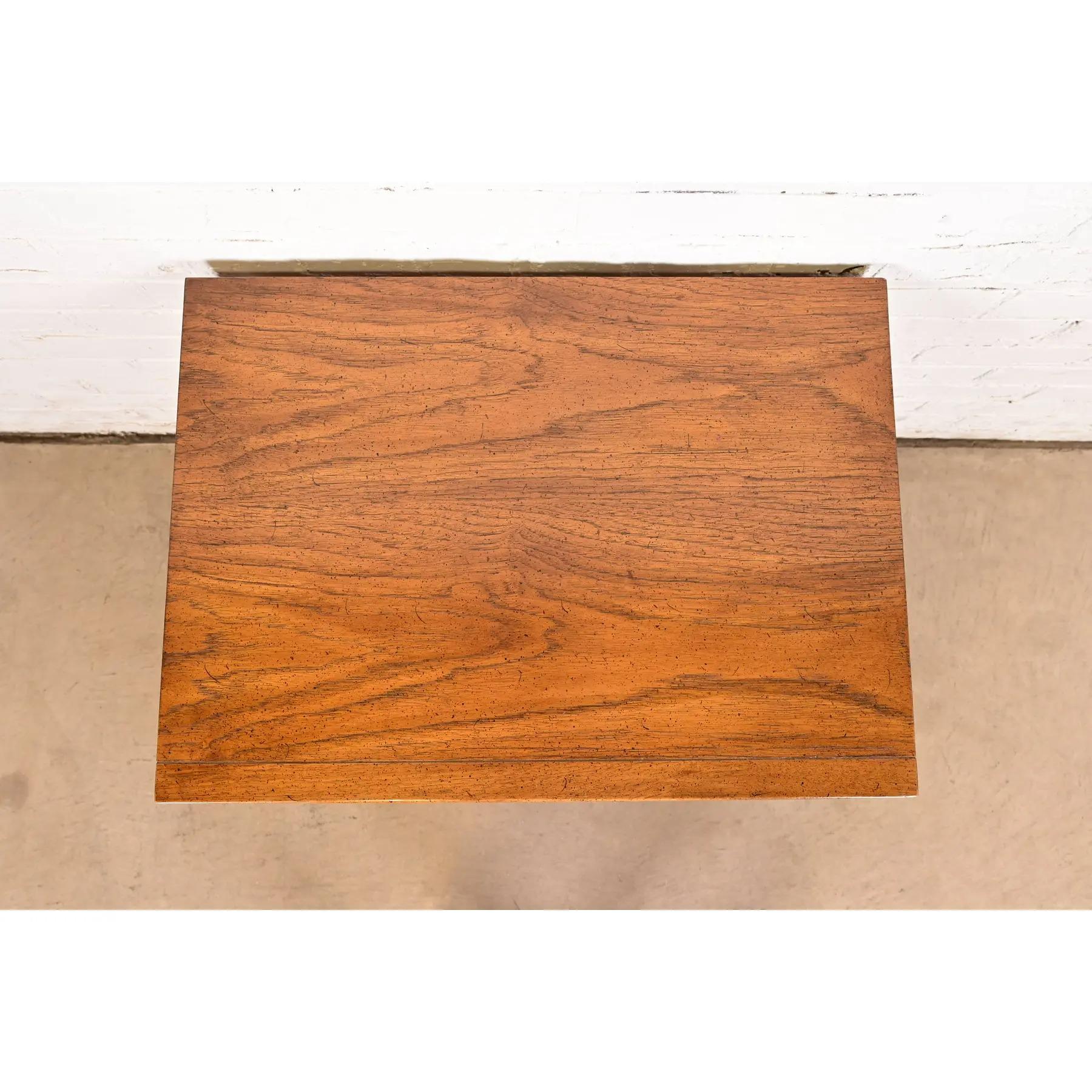 Table de nuit en noyer sculpté Drexel, moderne du milieu du siècle dernier, vers les années 1960 en vente 4