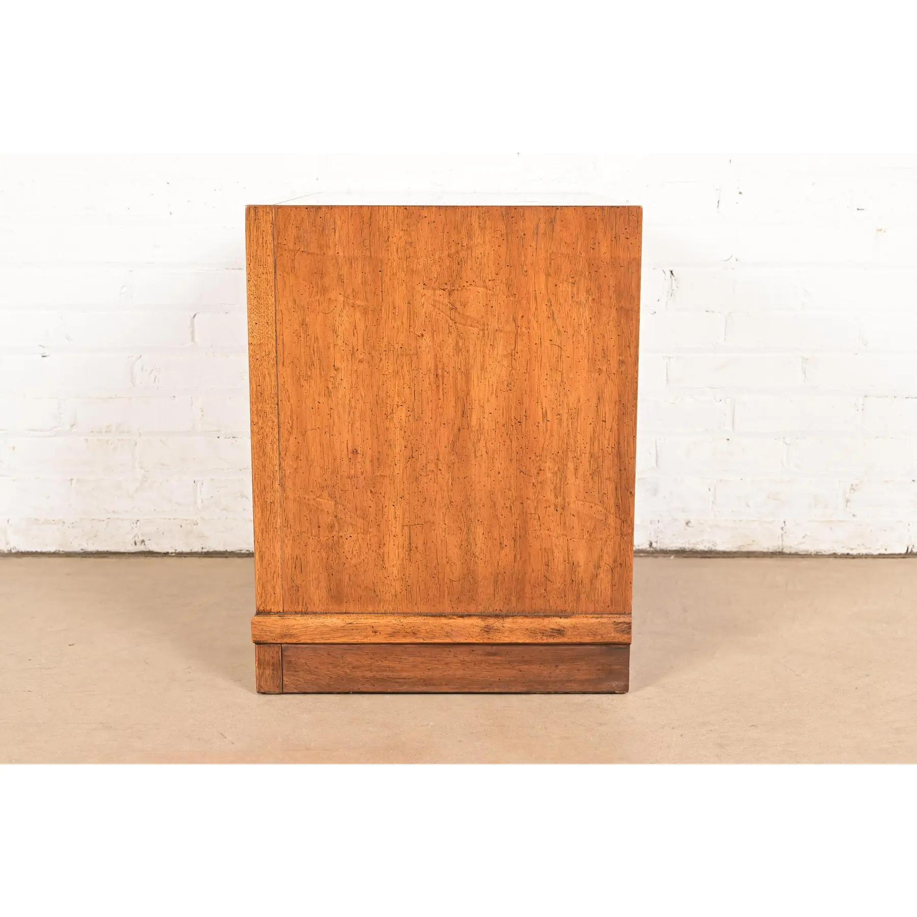 Table de nuit en noyer sculpté Drexel, moderne du milieu du siècle dernier, vers les années 1960 en vente 5