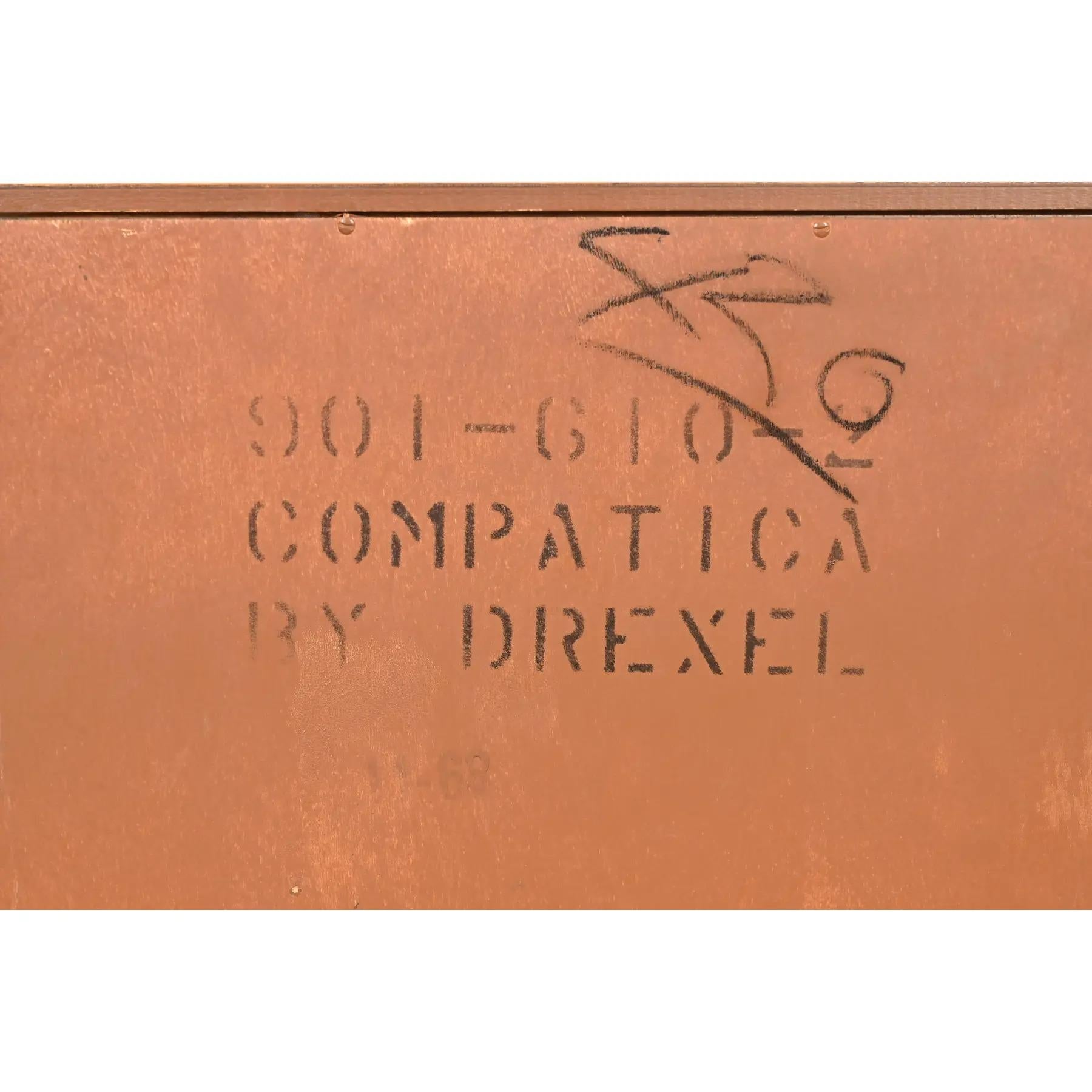 Table de nuit en noyer sculpté Drexel, moderne du milieu du siècle dernier, vers les années 1960 en vente 7