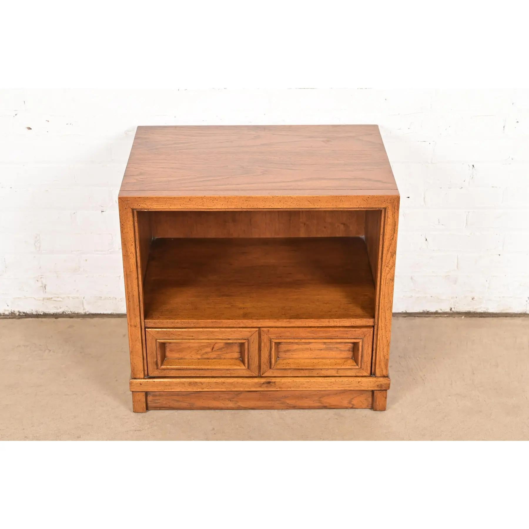 Mid-Century Modern Table de nuit en noyer sculpté Drexel, moderne du milieu du siècle dernier, vers les années 1960 en vente